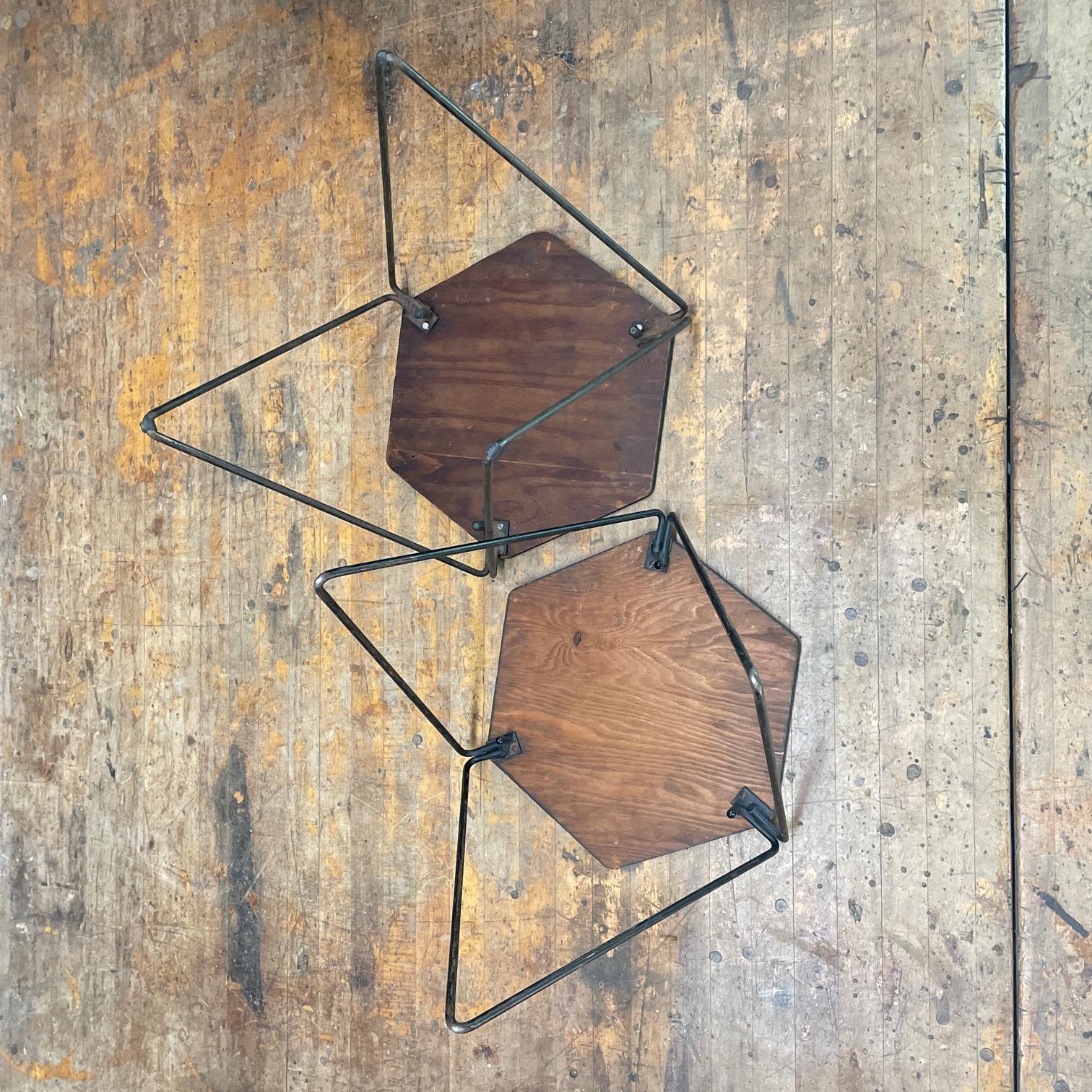 Architectes des années 1950 Paire de tables empilables prismatiques Mid-Century Geometric Pedestal en vente 6