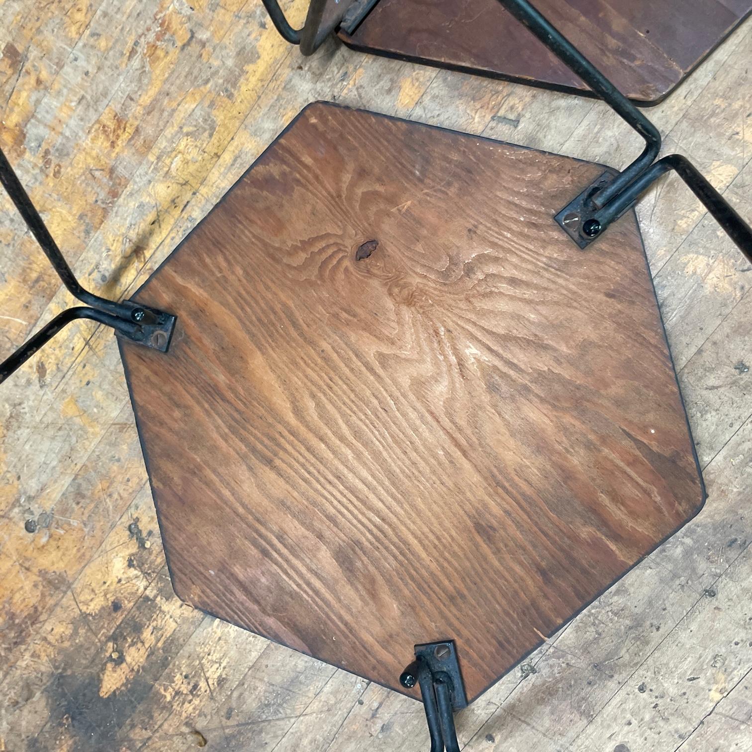 Architectes des années 1950 Paire de tables empilables prismatiques Mid-Century Geometric Pedestal en vente 8