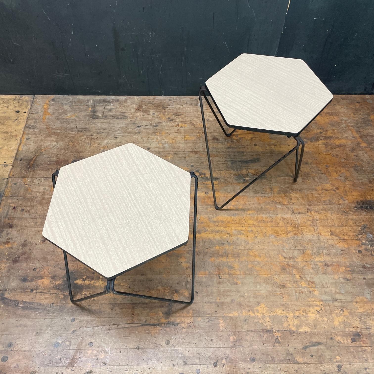 Américain Architectes des années 1950 Paire de tables empilables prismatiques Mid-Century Geometric Pedestal en vente