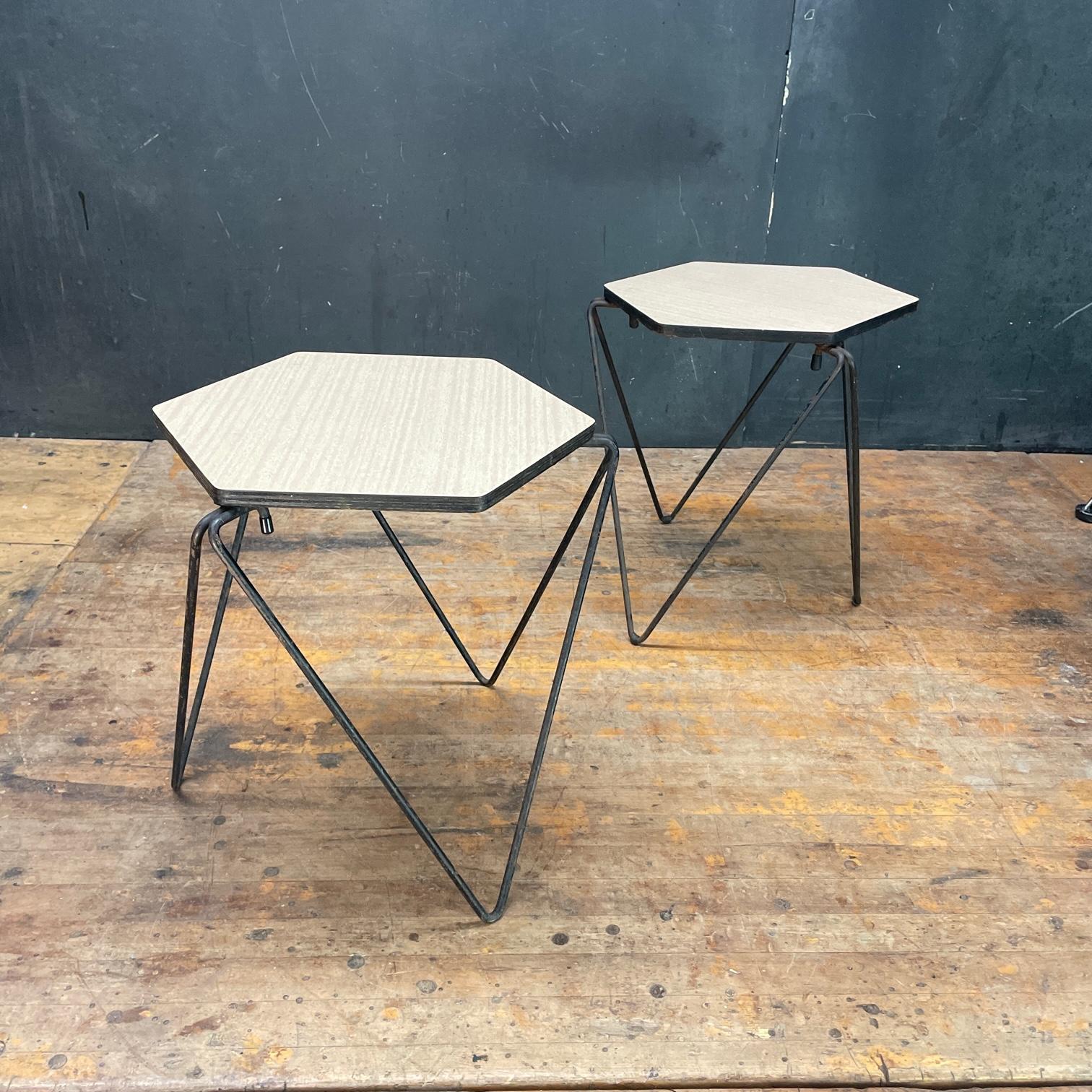 Fait main Architectes des années 1950 Paire de tables empilables prismatiques Mid-Century Geometric Pedestal en vente