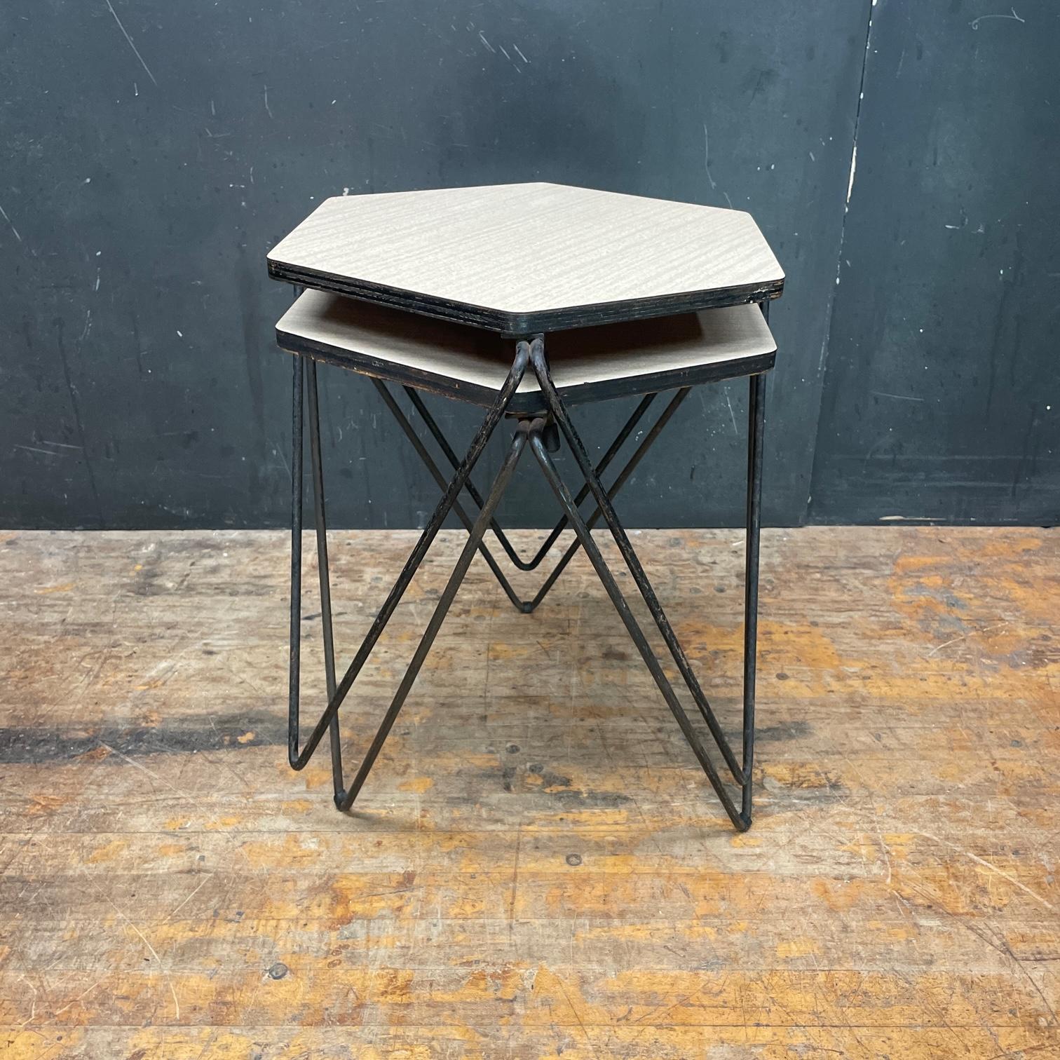 Milieu du XXe siècle Architectes des années 1950 Paire de tables empilables prismatiques Mid-Century Geometric Pedestal en vente