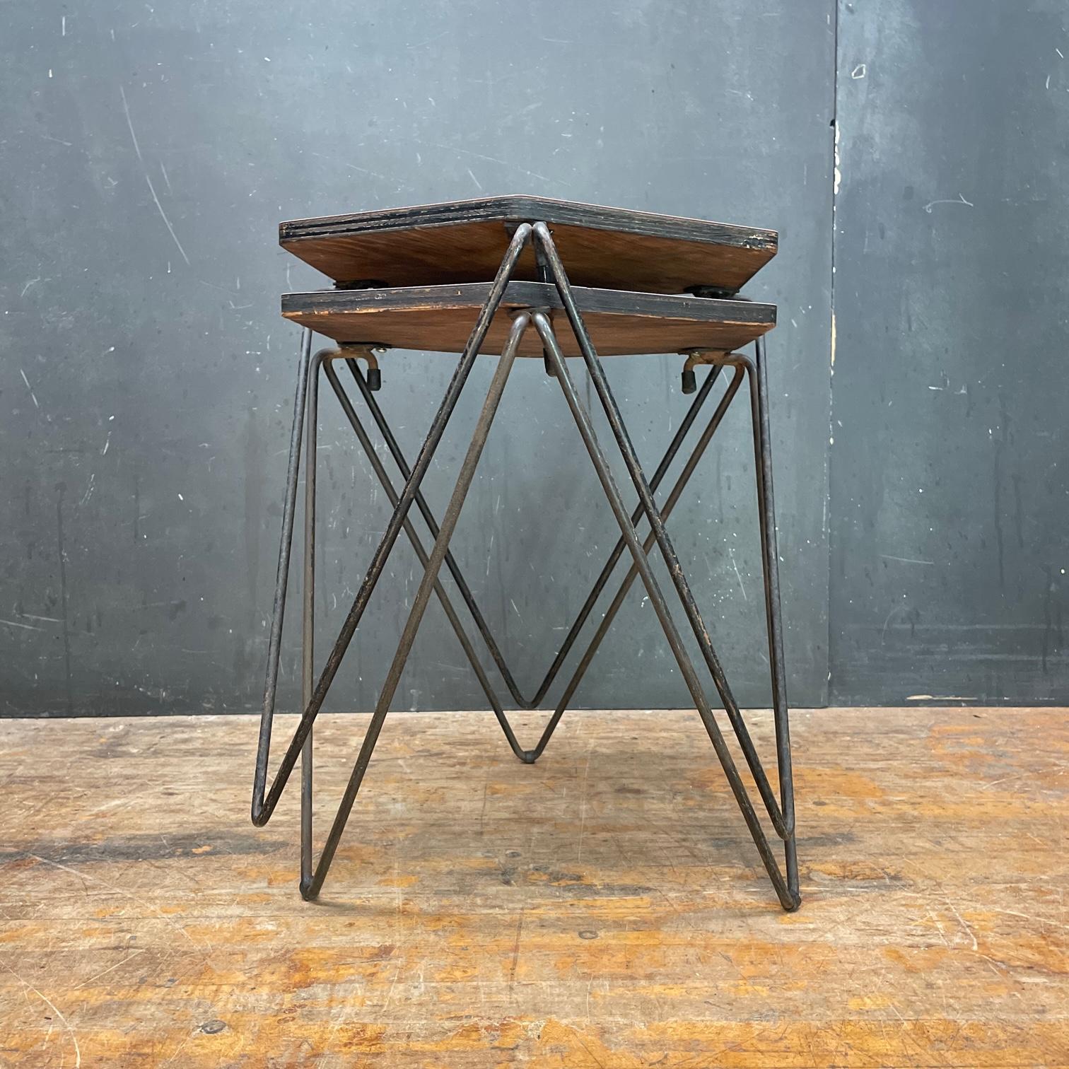 Acier Architectes des années 1950 Paire de tables empilables prismatiques Mid-Century Geometric Pedestal en vente
