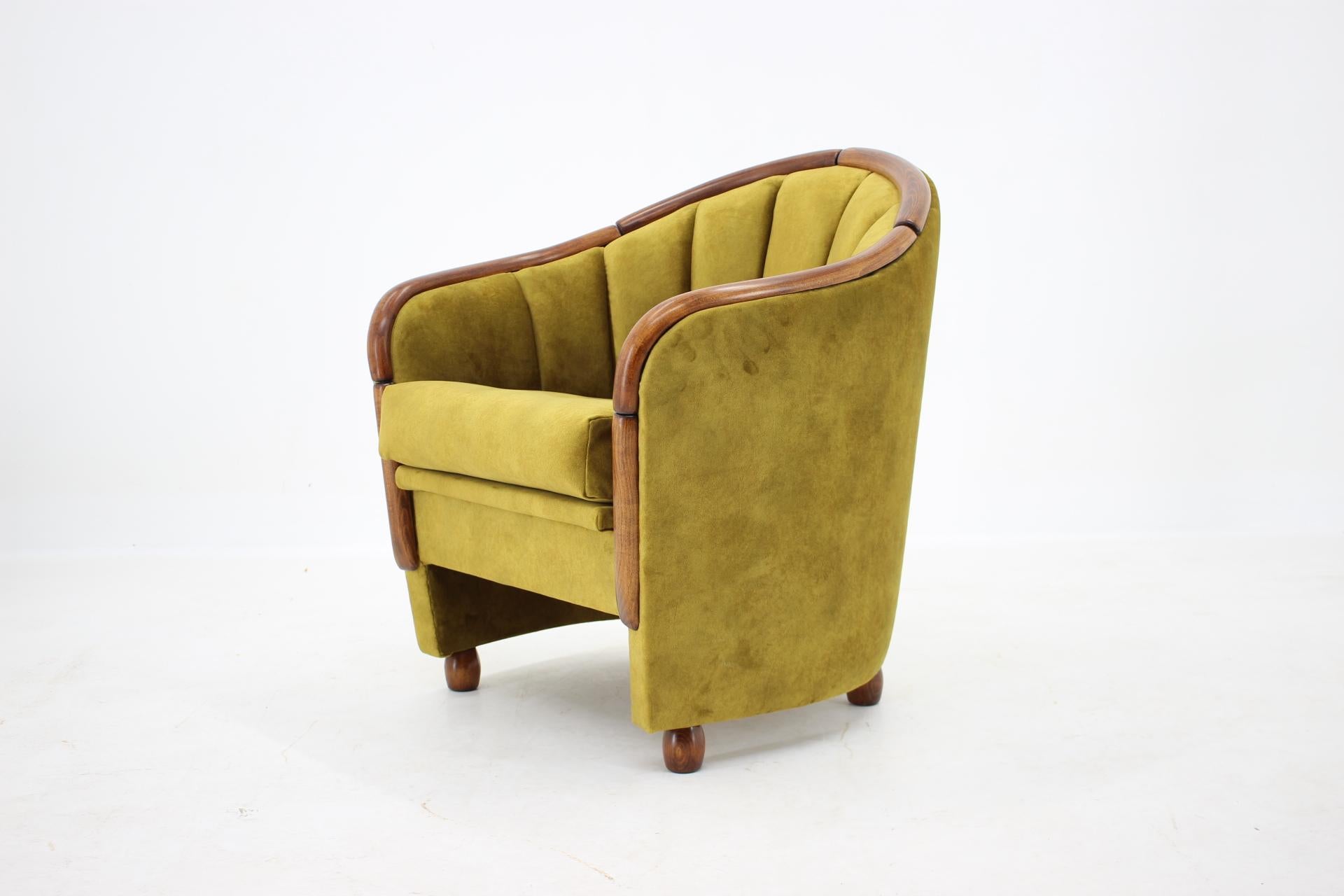 - Newly upholstered in velvet fabric 
- Wooden parts have been refurbished
- Height of seat 45 cm.