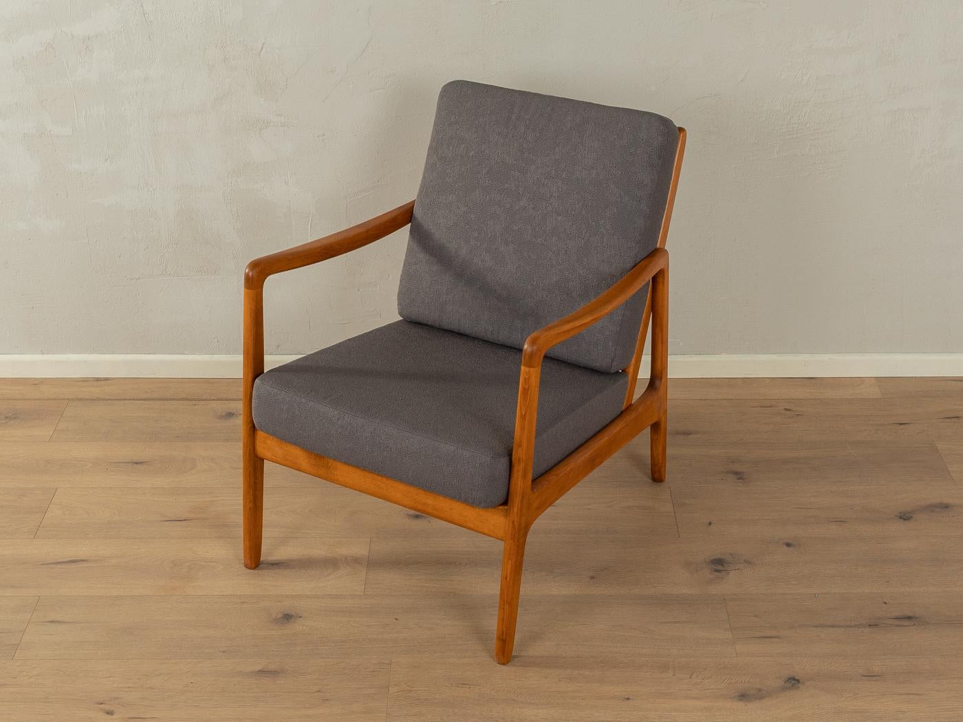 Elegante sillón de los años 50 de Ole Wanscher para France & Daverkosen. El raro modelo FD-109 tiene un armazón de haya maciza teñida en teca con un respaldo abierto inclinado y patas en ángulo para una estética orgánica. La cesta de muelles