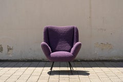 Fauteuil des années 1950 avec tissu signé Pierre Frey en bouclette violet lavande