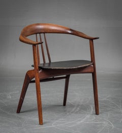 Sillón de madera maciza Arne Hovmand-Olsen de los años 50, tapizado original de cuero negro