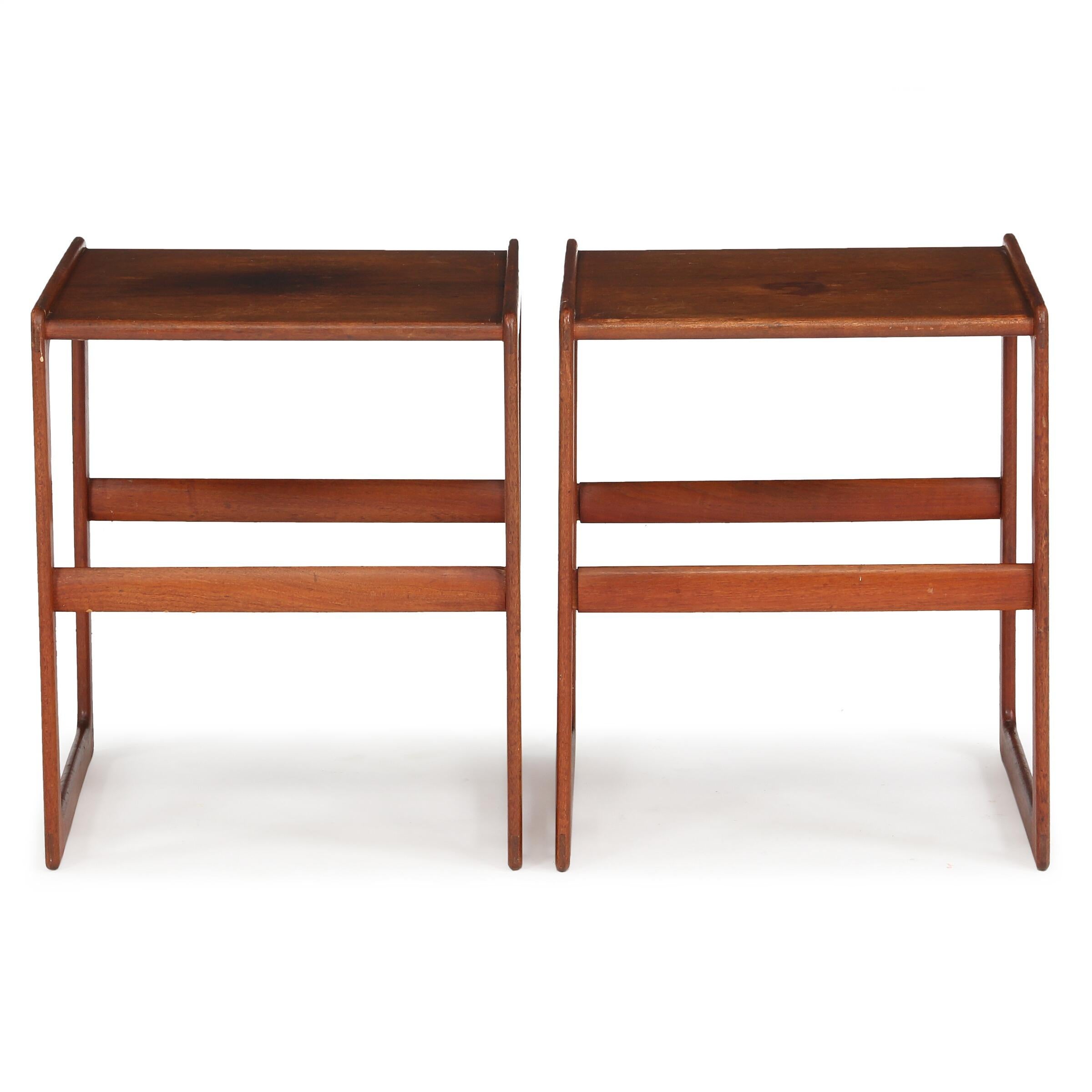 Arne Hovmand-Olsen: A pair of teak side tables. Manufactured and marked by Mogens Kold Møbelfabrik, 1950's. H. 46 cm. L. 39 cm. W. 36 cm. (2) Restoration and Re-polishing included in price.