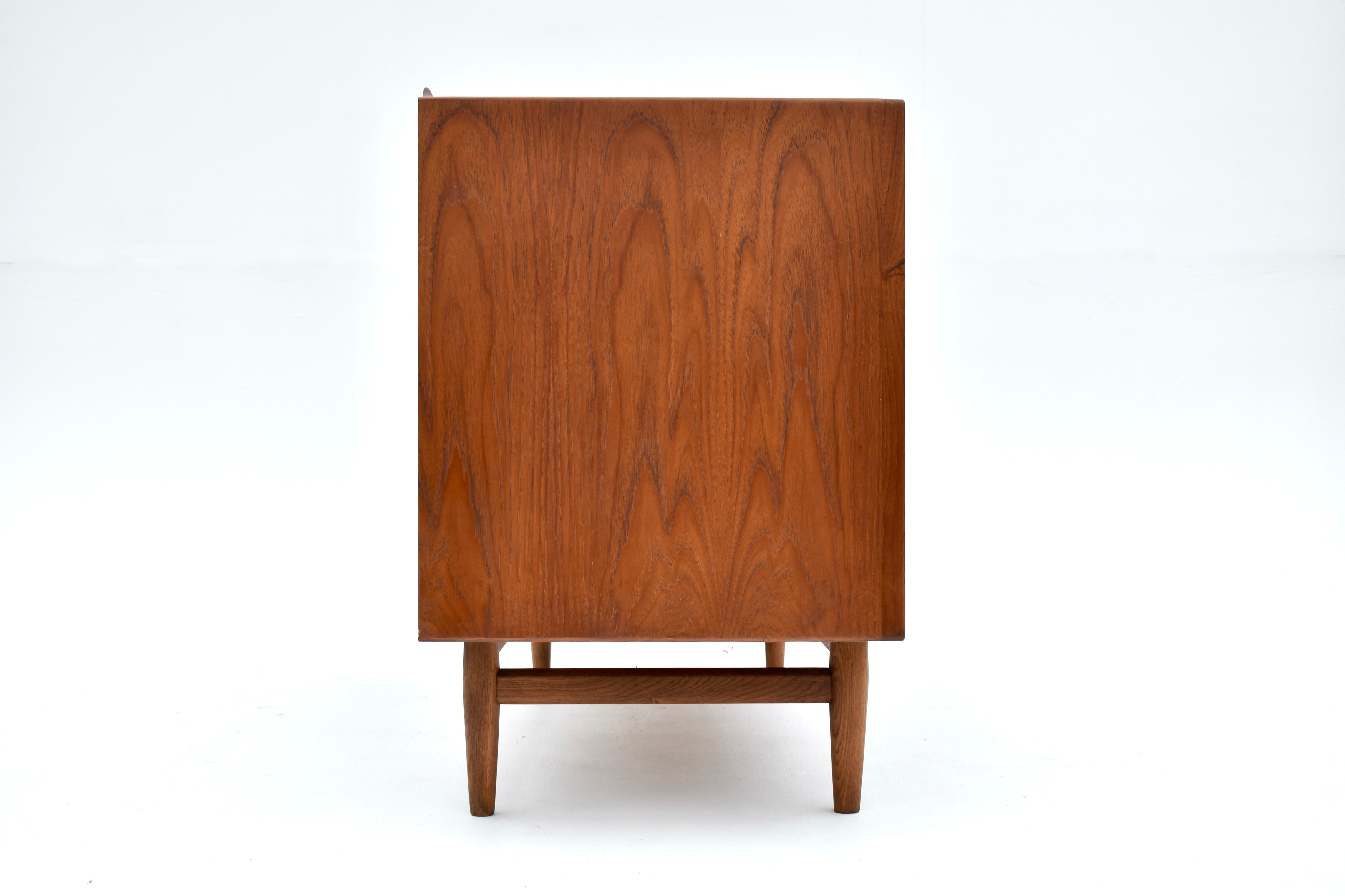1950s Arne Vodder Model OS11 Teak & Oak Trienalle Sideboard For Sibast, Denmark 5