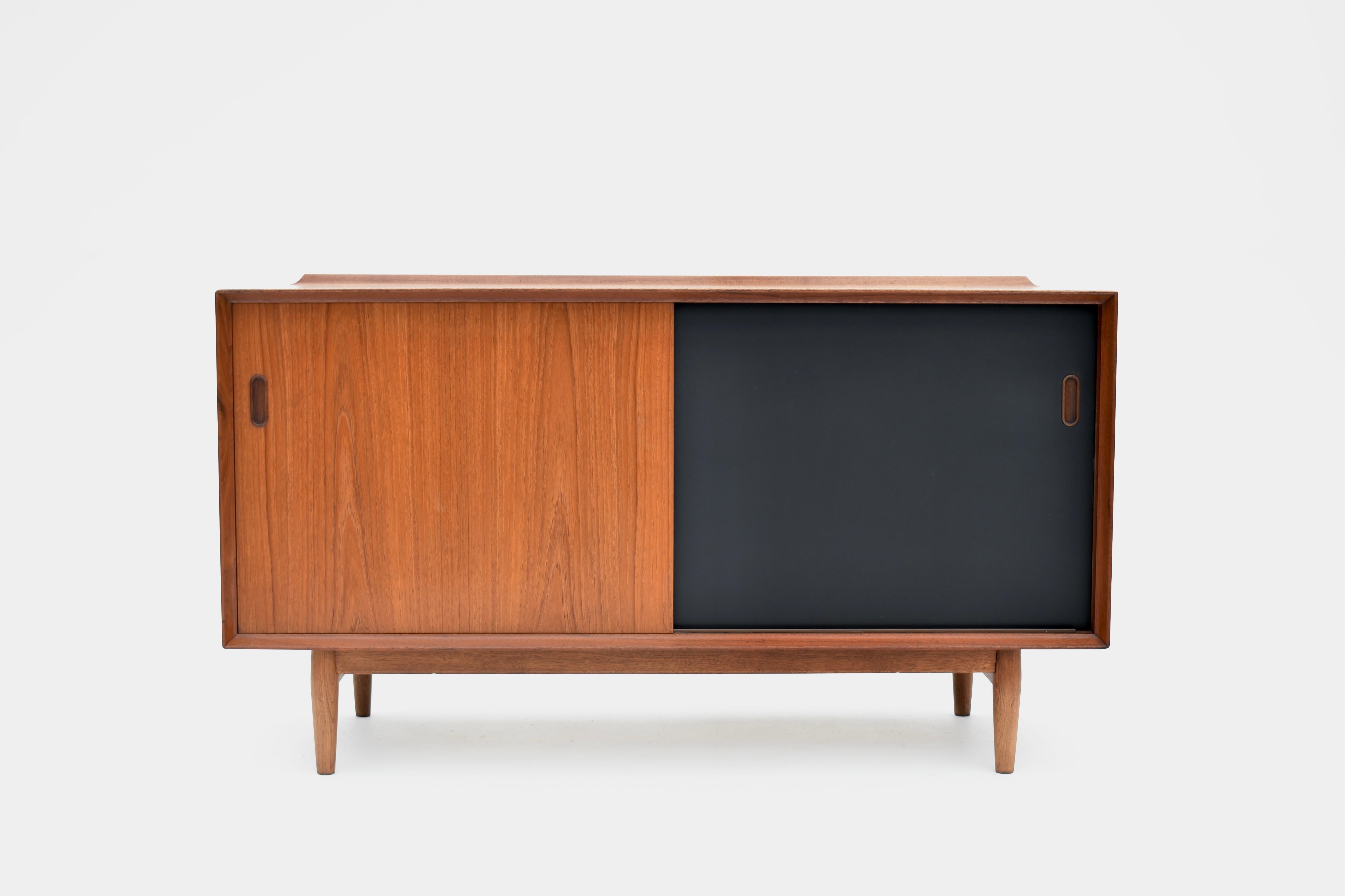 Arne Vodder Model OS 11 Teak & Oak sideboard for Sibast.

Part of the award winning ‘Triennale’ series of sideboards that debuted and won the first prize at the Triennale di Milano in 1957.

This is an early production from the 50’s with early