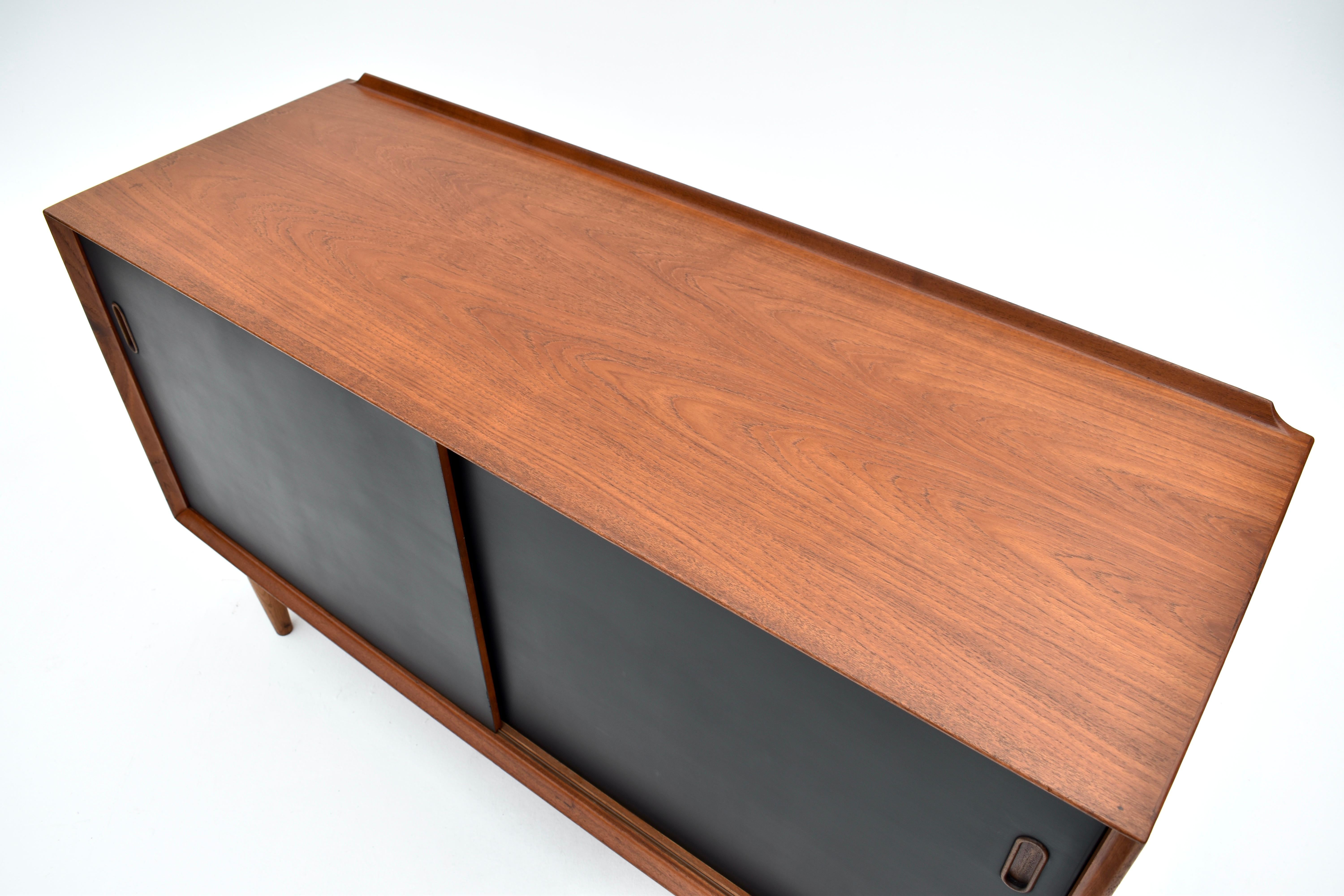 1950s Arne Vodder Model OS11 Teak & Oak Trienalle Sideboard For Sibast, Denmark In Good Condition In Shepperton, Surrey