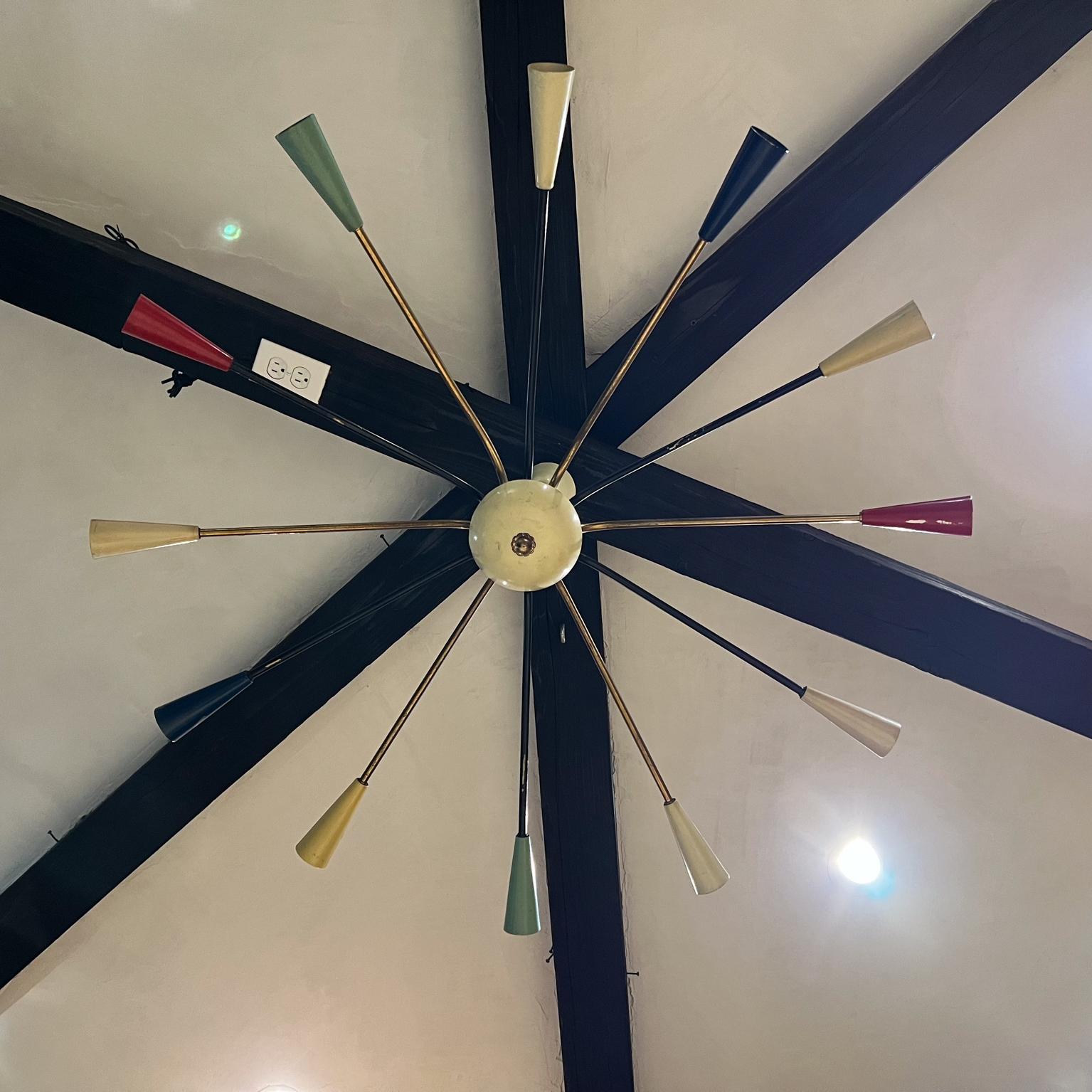 Lampadario italiano in ottone del 1950 
attribuita allo stile di Angelo Lelii 
Mantiene l'etichetta di Arredoluce
12 bracci in ottone, sei sono dipinti di nero.
L'ottone ha una patina originale d'epoca 
Le tende sono in alluminio verniciato in