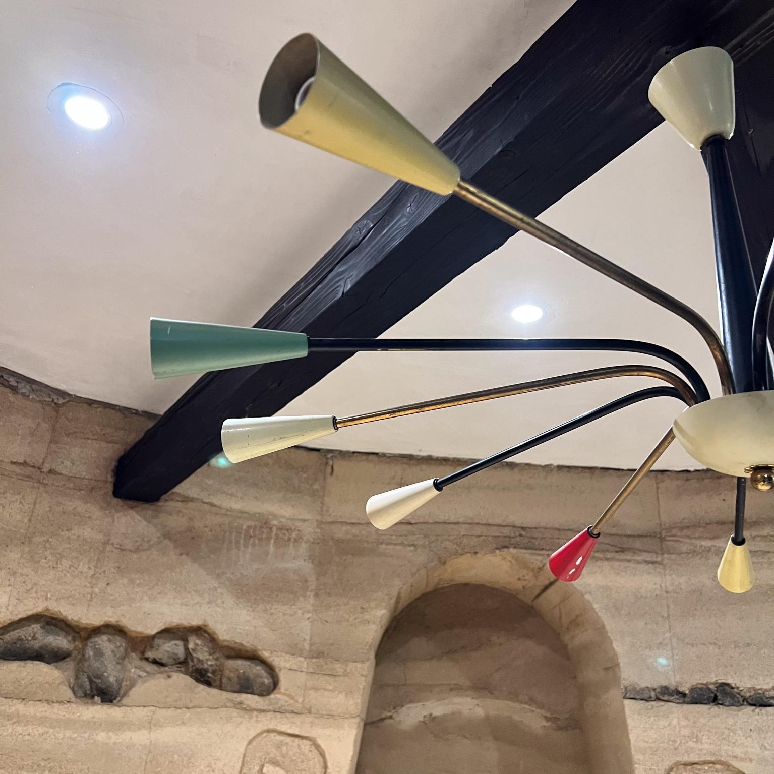 Italiano 1950 Arredoluce Lampadario in ottone Sputnik a dodici bracci in vendita