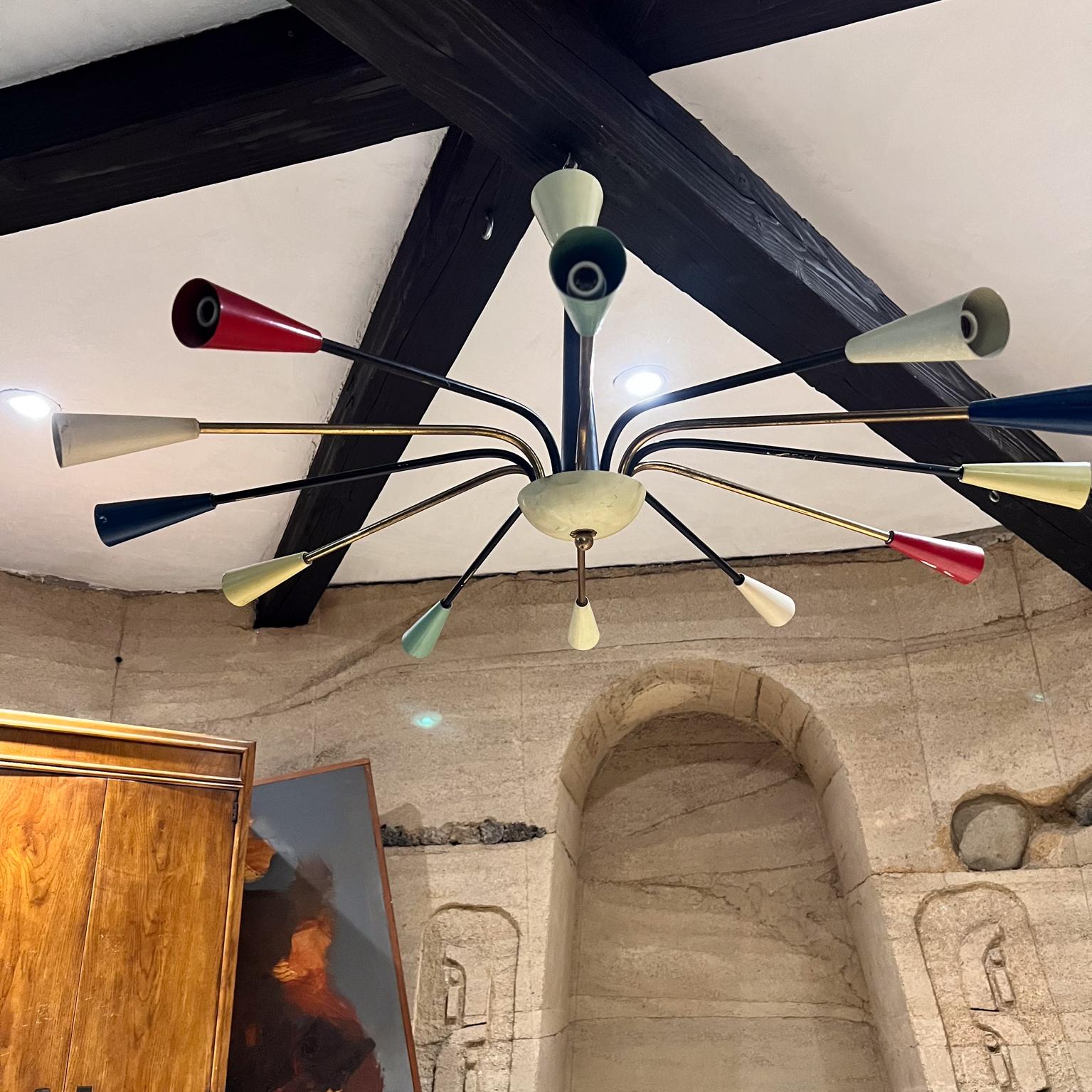 Alluminio 1950 Arredoluce Lampadario in ottone Sputnik a dodici bracci in vendita