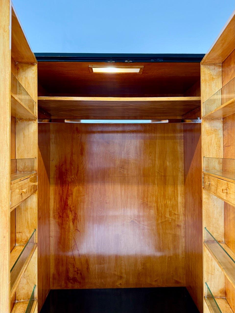 Armoire Art Deco degli anni '50 in lacca nera e pergamena incisa, Att. Paolo Buffa in vendita 4
