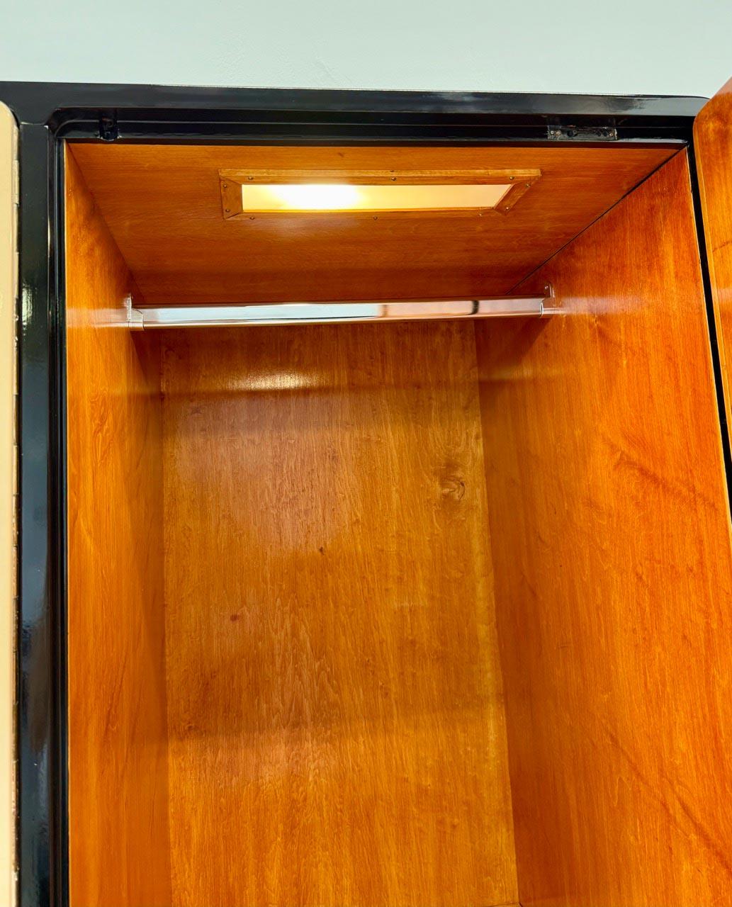 Armoire Art Deco degli anni '50 in lacca nera e pergamena incisa, Att. Paolo Buffa in vendita 3