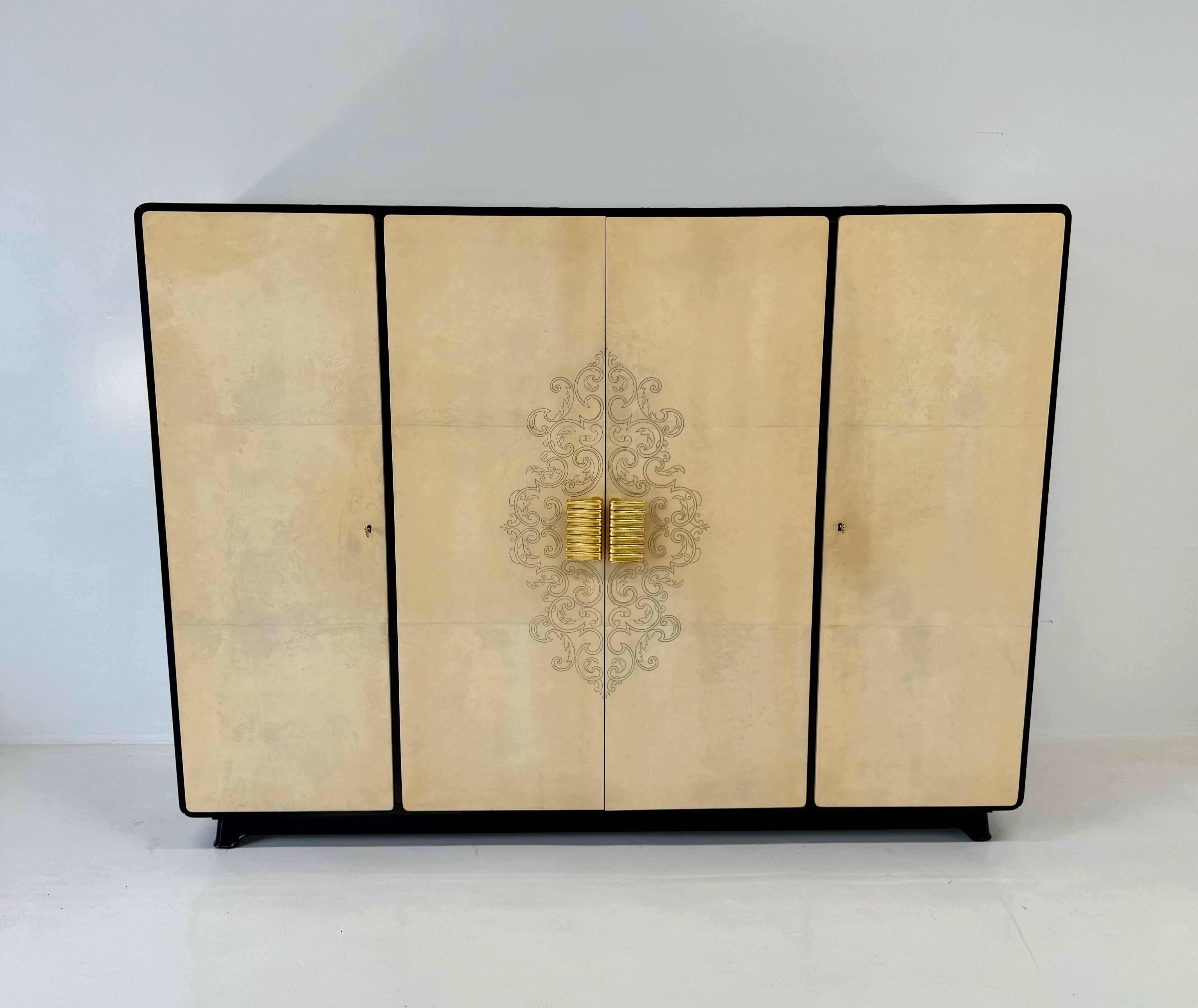Elegante armadio Art Déco italiano degli anni '50, attribuito al famoso designer Paolo Buffa e realizzato nel centro di produzione di mobili di Cantù. Questo pezzo raffinato presenta un'elegante struttura laccata nera e quattro ante anteriori ornate
