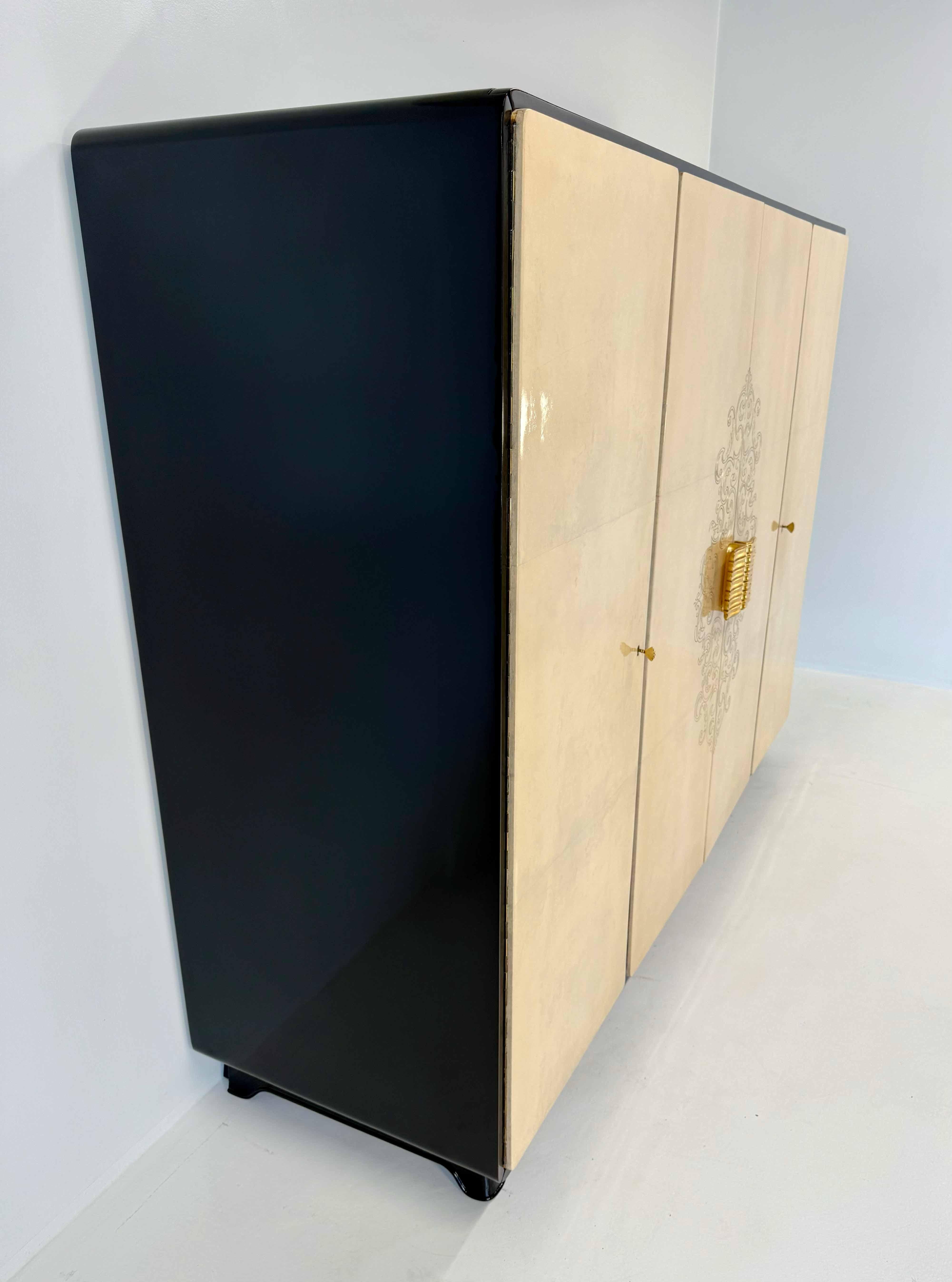 Art Déco Armoire Art Deco degli anni '50 in lacca nera e pergamena incisa, Att. Paolo Buffa in vendita