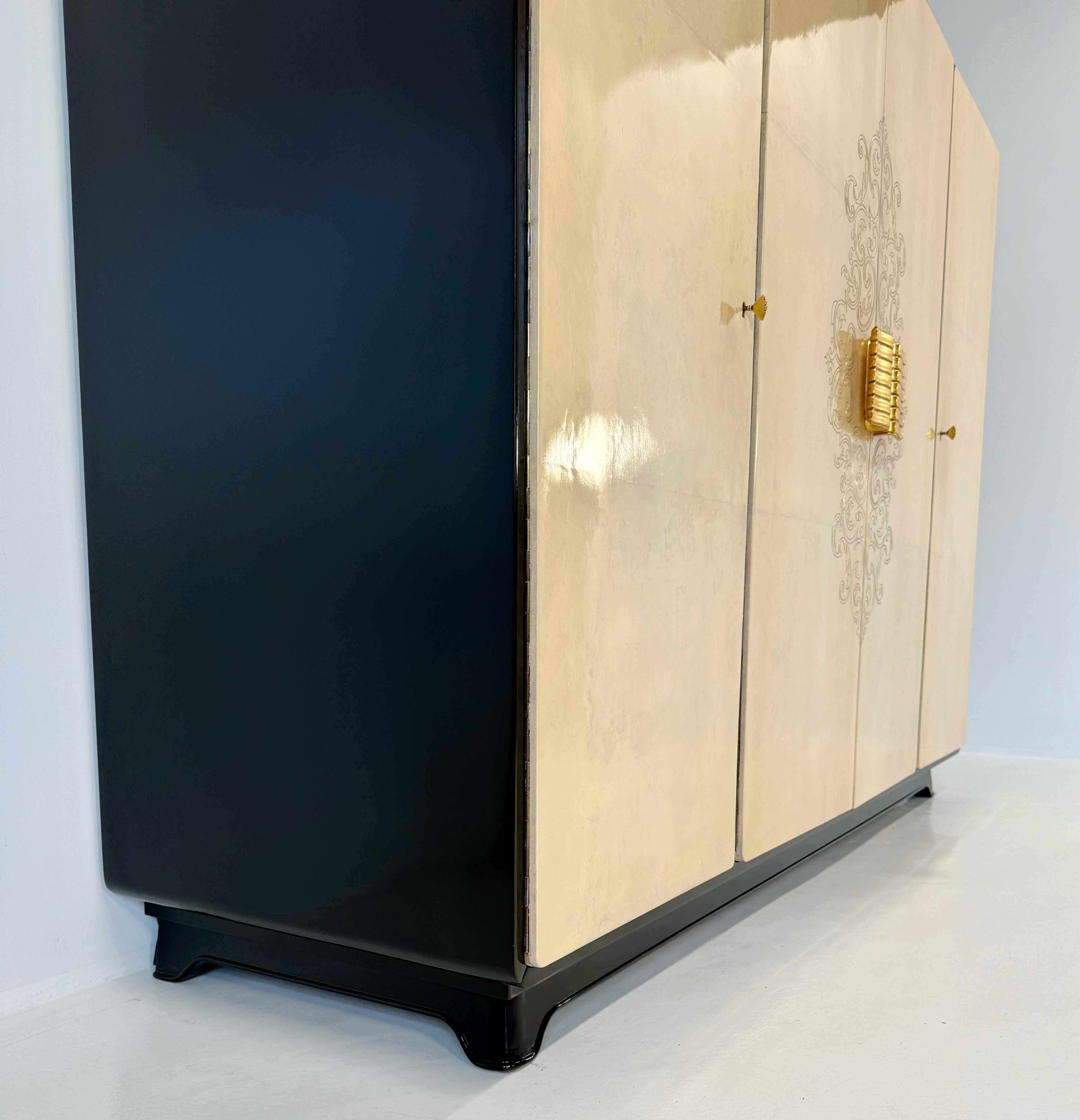 Italiano Armoire Art Deco degli anni '50 in lacca nera e pergamena incisa, Att. Paolo Buffa in vendita