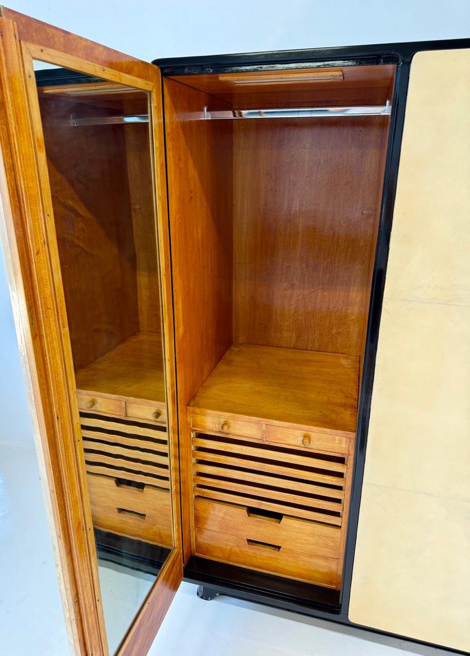 Metà XX secolo Armoire Art Deco degli anni '50 in lacca nera e pergamena incisa, Att. Paolo Buffa in vendita