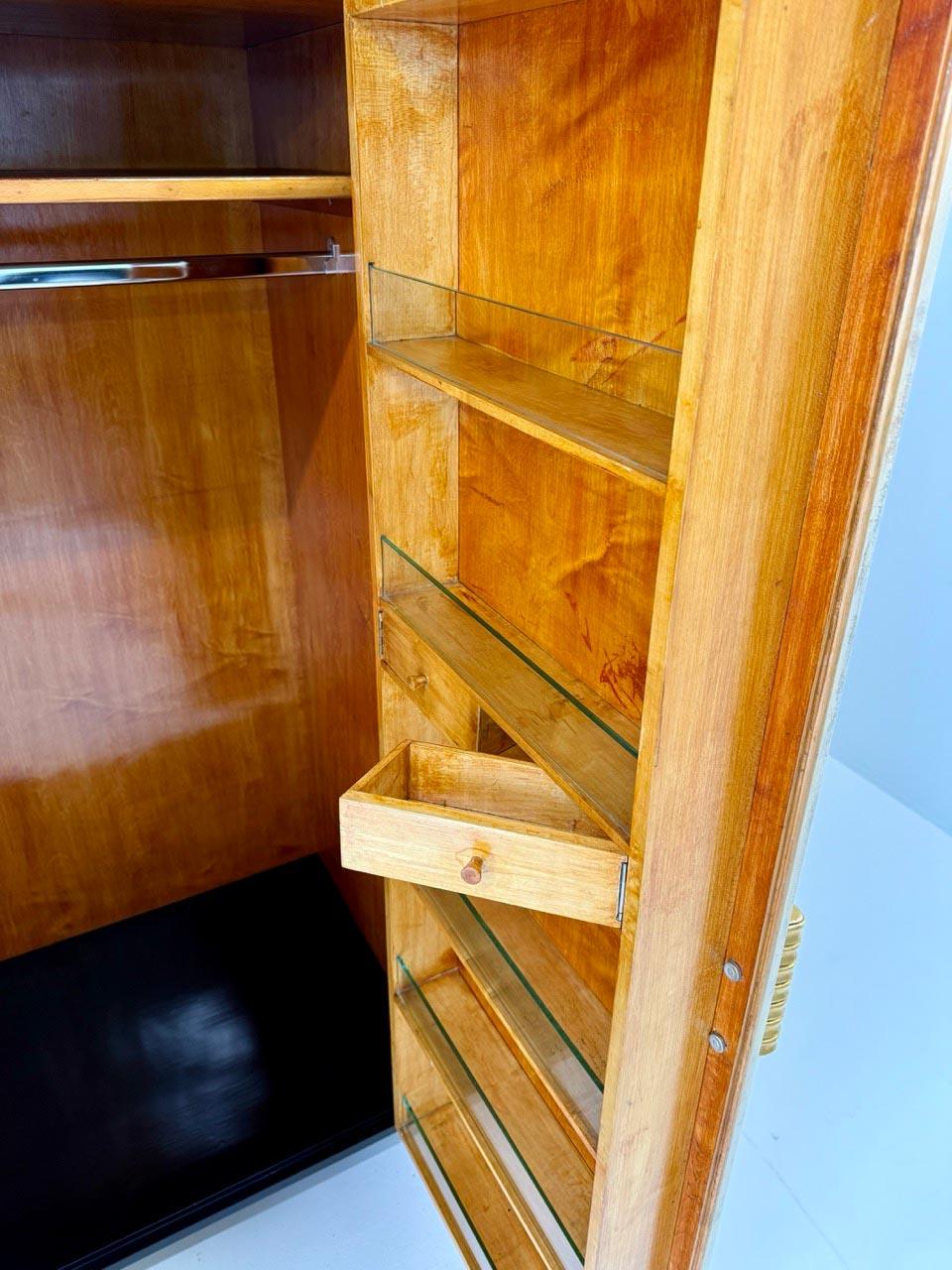 Armoire Art Deco degli anni '50 in lacca nera e pergamena incisa, Att. Paolo Buffa in vendita 1