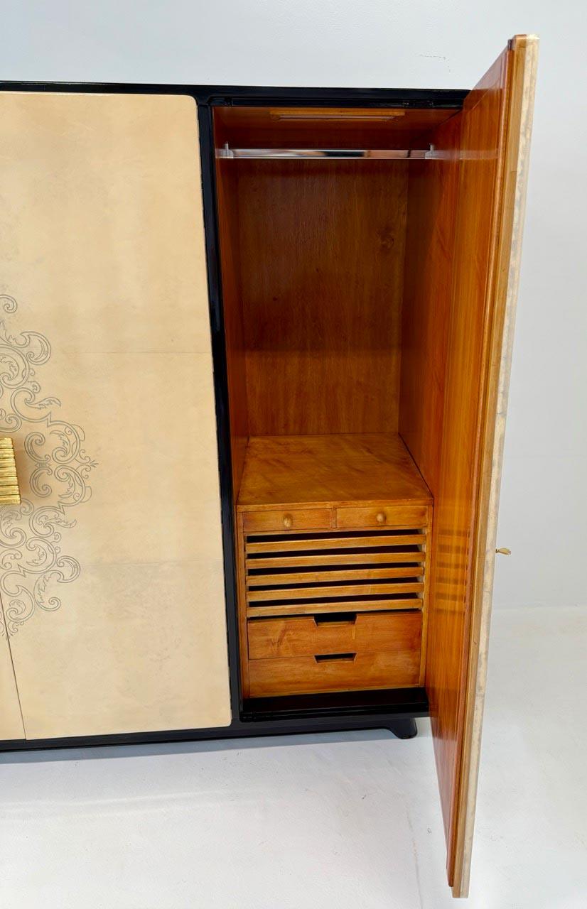 Armoire Art Deco degli anni '50 in lacca nera e pergamena incisa, Att. Paolo Buffa in vendita 2