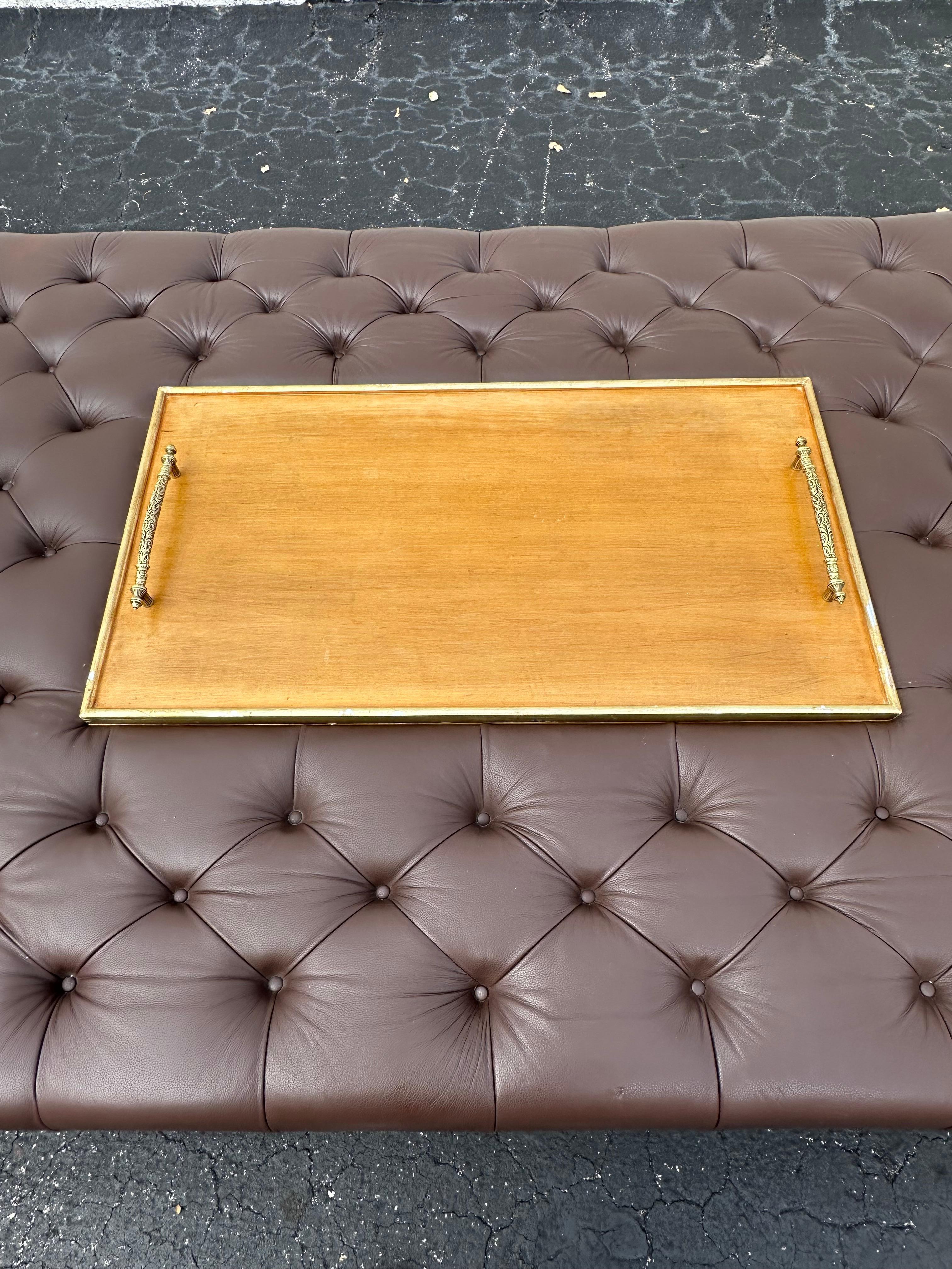 Tavolino da caffè in pelle stile Chesterfield del 1950 con intarsio di vassoi in Wood in vendita 3