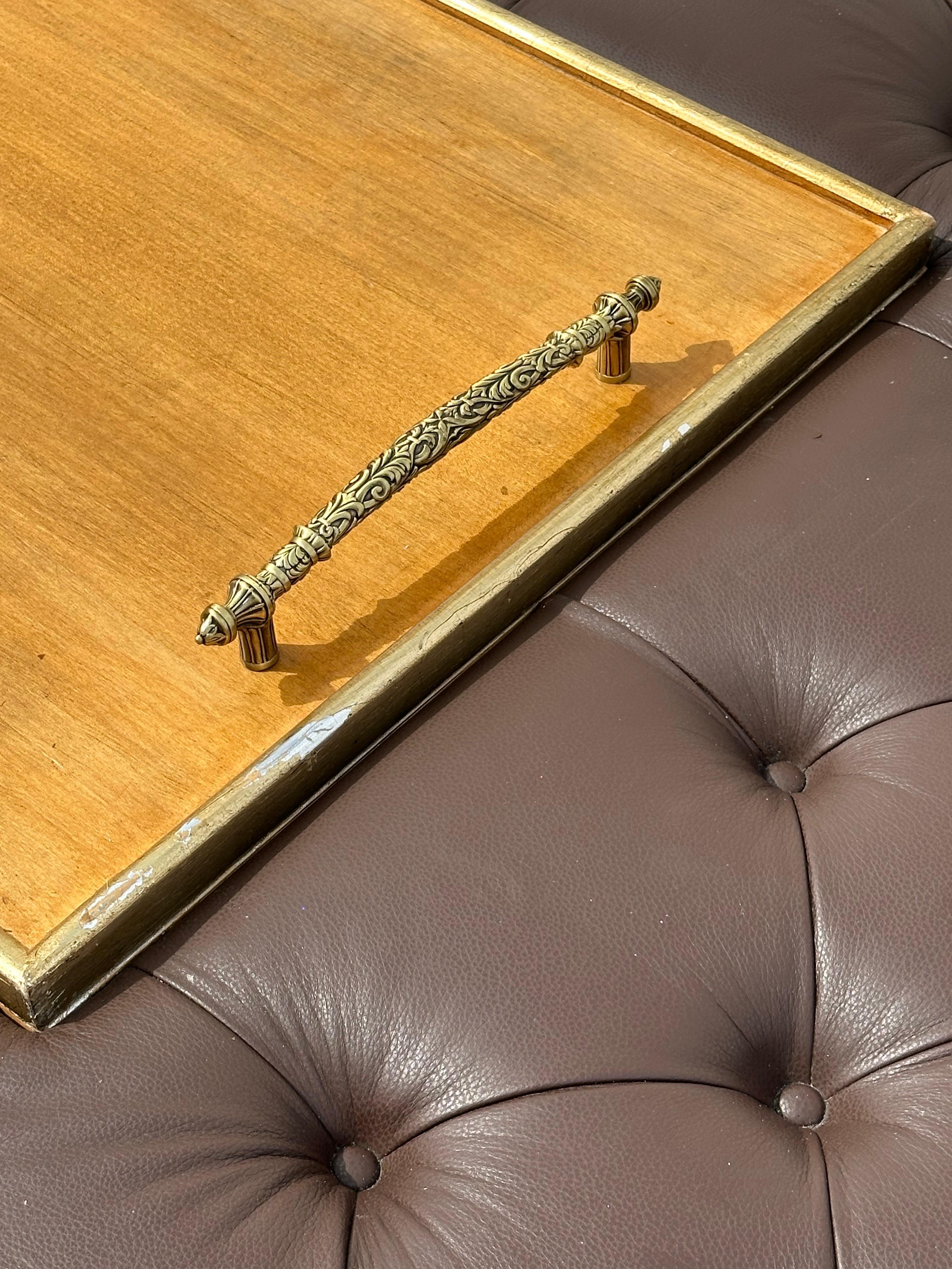 Tavolino da caffè in pelle stile Chesterfield del 1950 con intarsio di vassoi in Wood in vendita 4