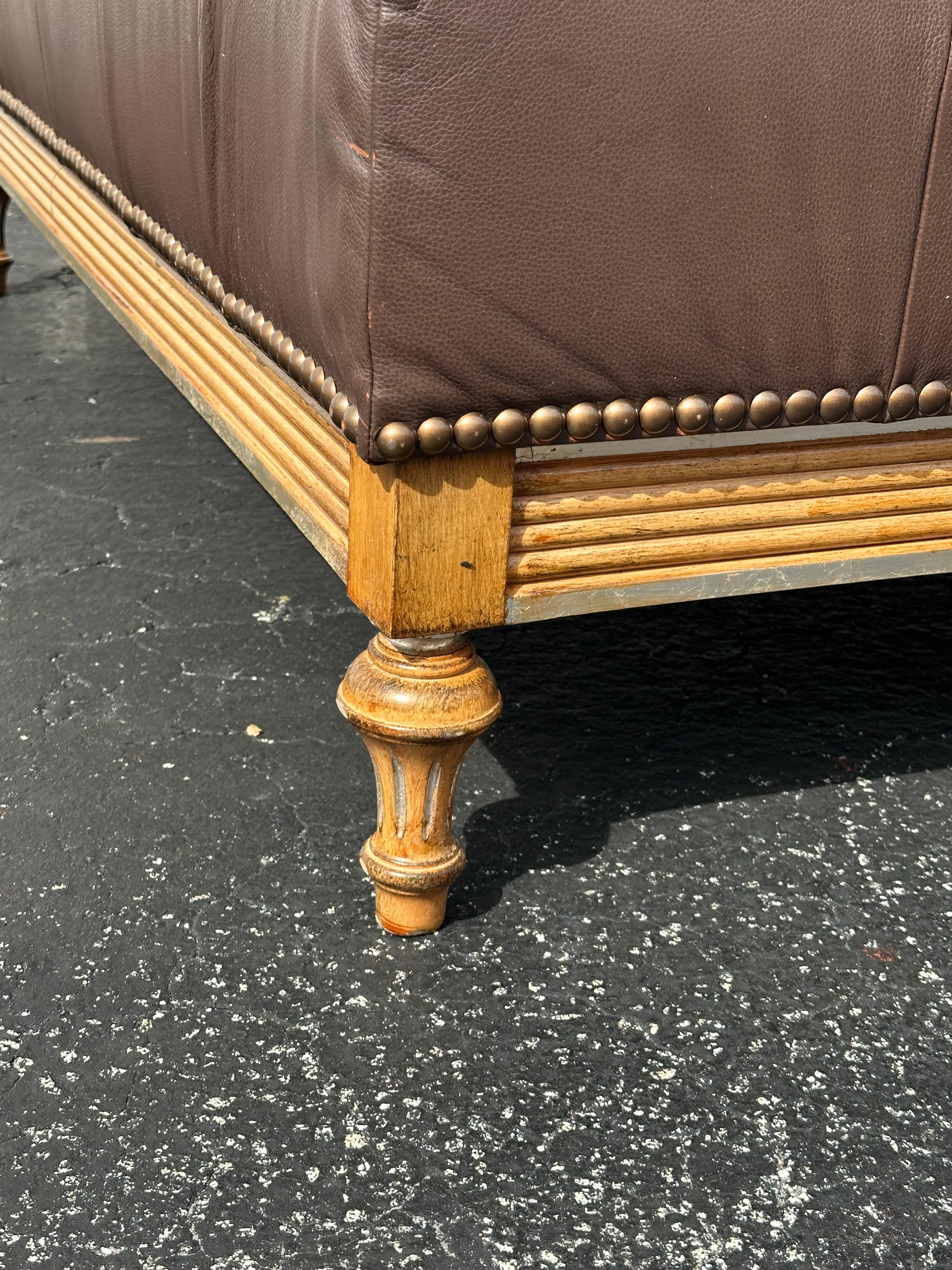 Tavolino da caffè in pelle stile Chesterfield del 1950 con intarsio di vassoi in Wood in vendita 5