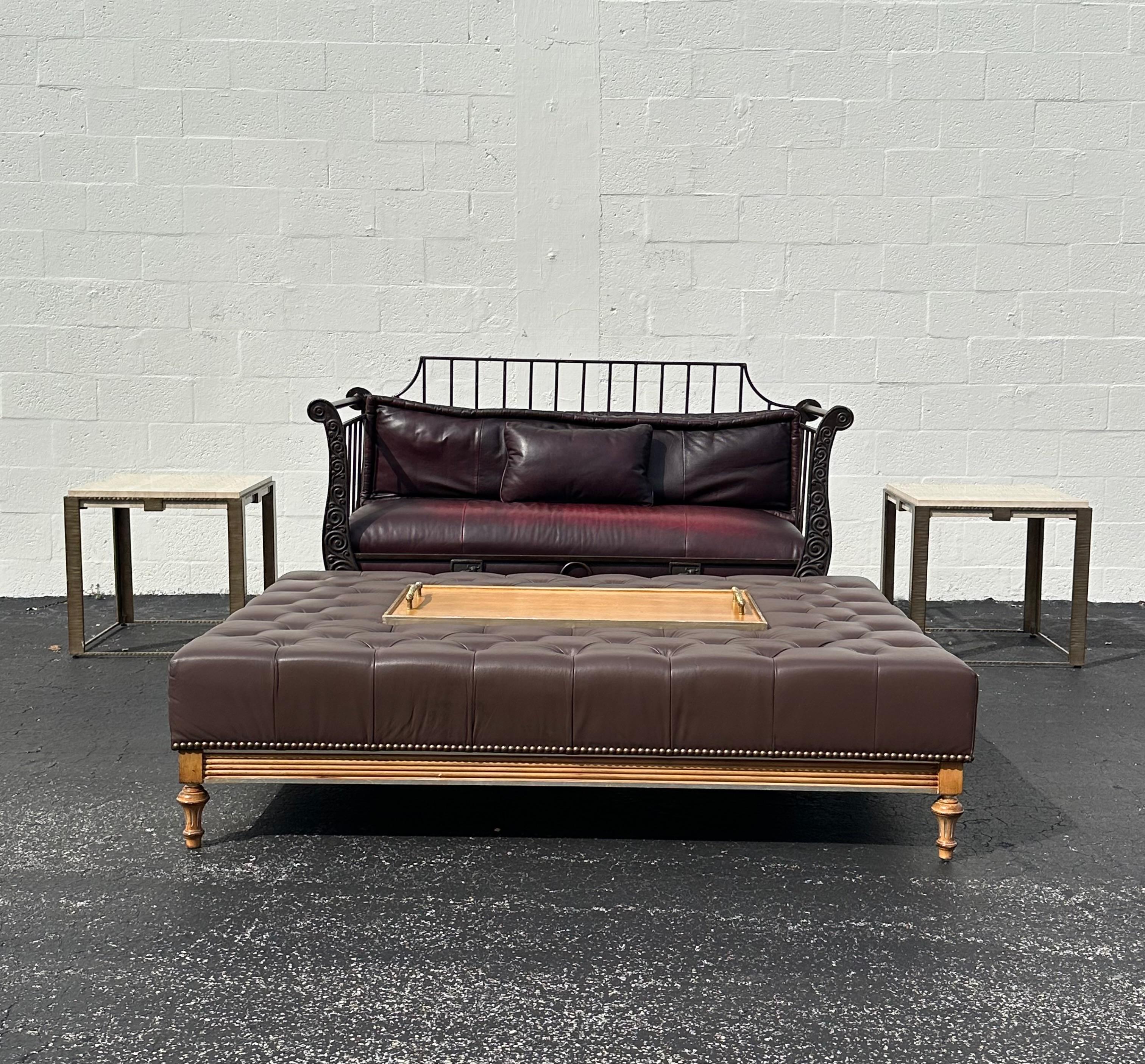 Tavolino da caffè in pelle stile Chesterfield del 1950 con intarsio di vassoi in Wood in vendita 7
