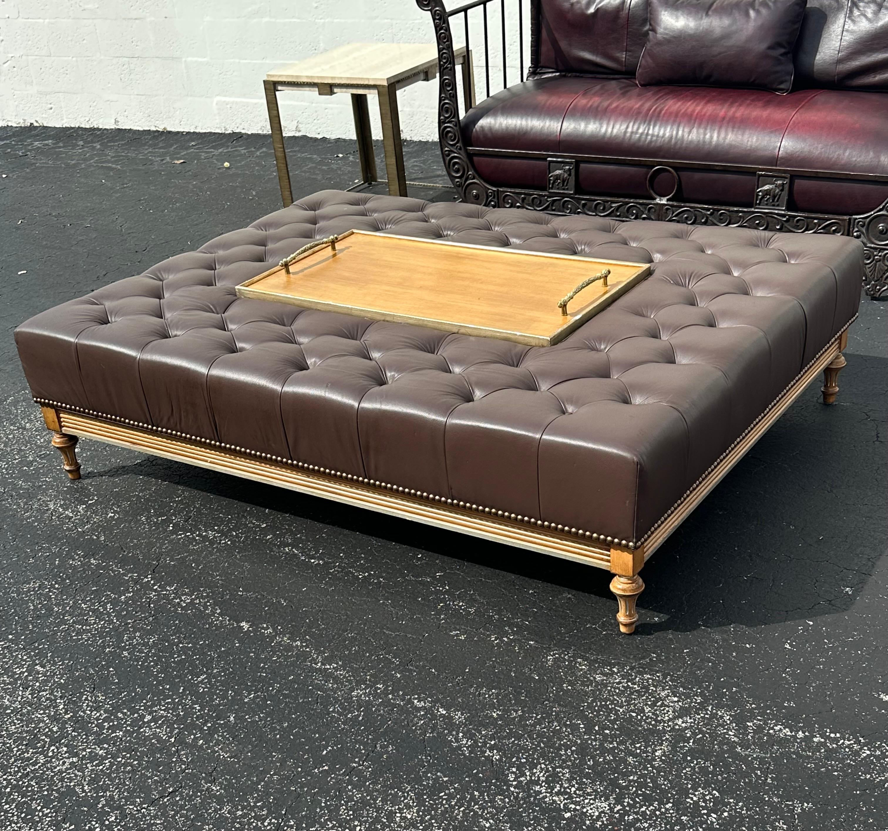 Tavolino da caffè in pelle stile Chesterfield del 1950 con intarsio di vassoi in Wood in vendita 8