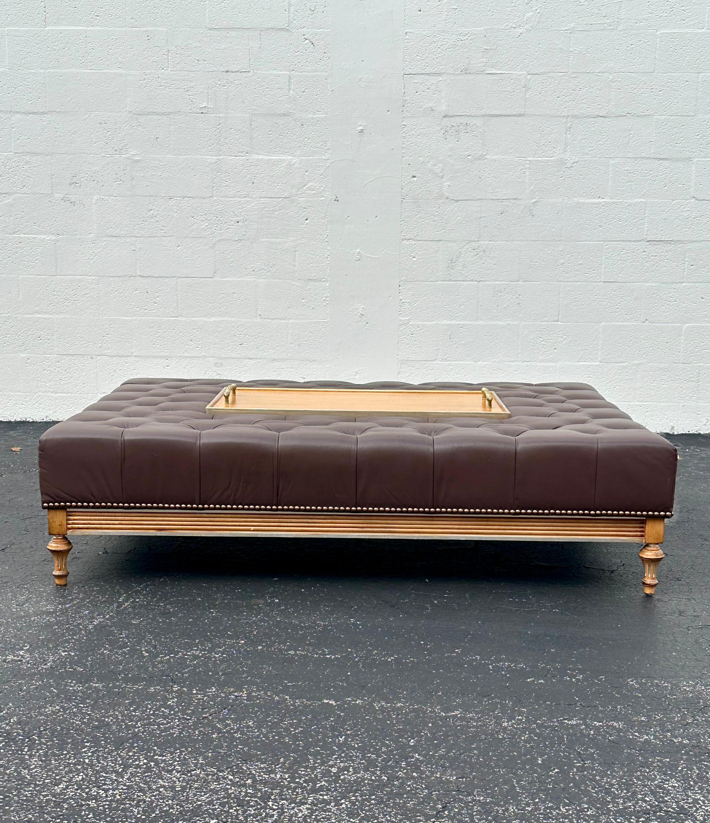 In questa occasione ti offriamo uno dei tavolini monumentali in pelle in stile Chesterfield più straordinari e rari che tu possa sperare di trovare. Il design è eccezionale. Il bellissimo tavolo è un pezzo forte e ricco di personalità!!! Guarda gli