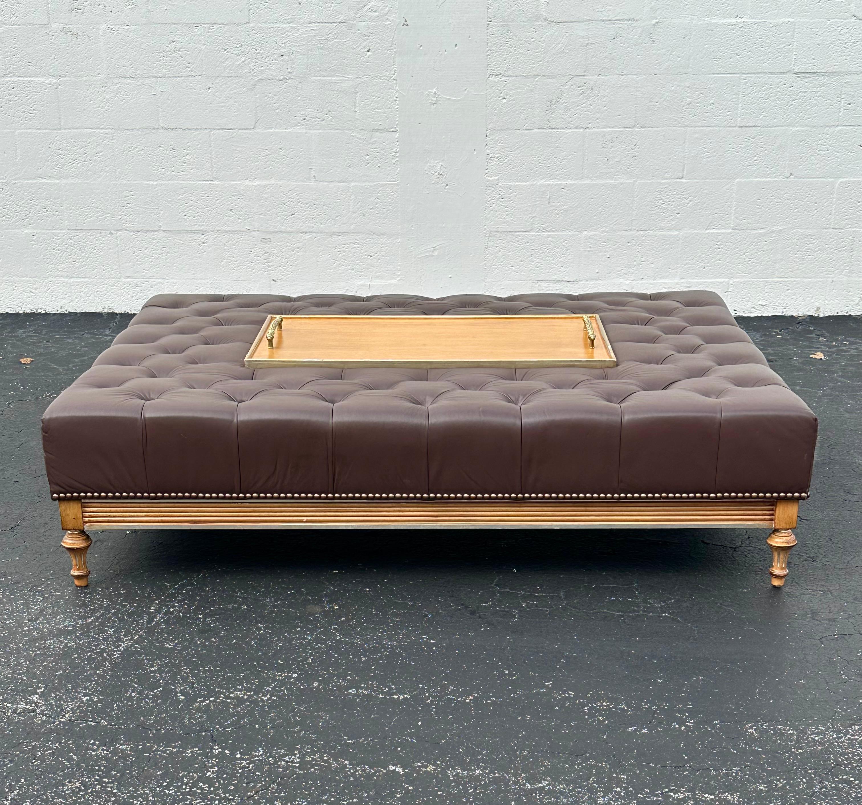 Art Déco Tavolino da caffè in pelle stile Chesterfield del 1950 con intarsio di vassoi in Wood in vendita