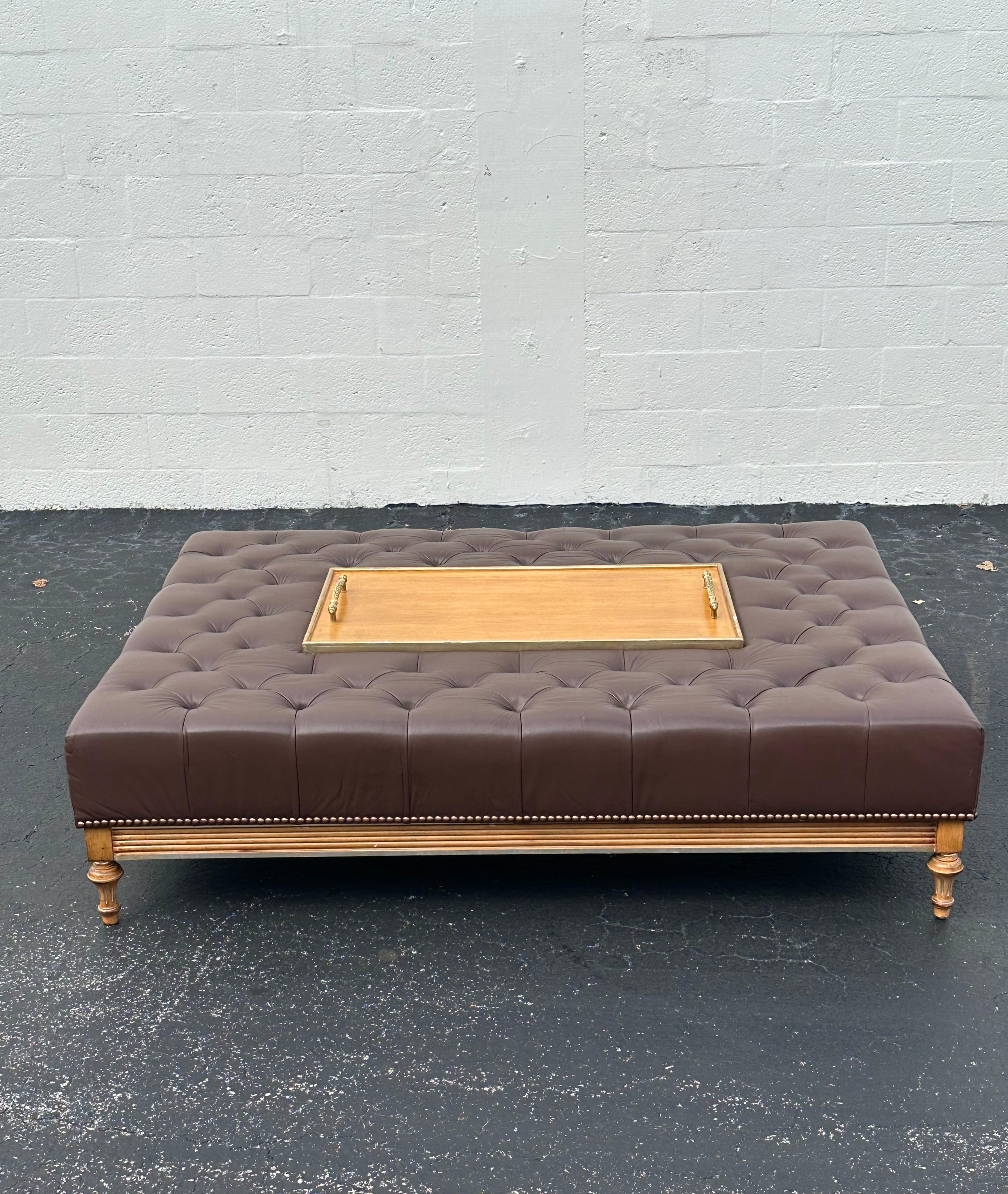 Inglese Tavolino da caffè in pelle stile Chesterfield del 1950 con intarsio di vassoi in Wood in vendita