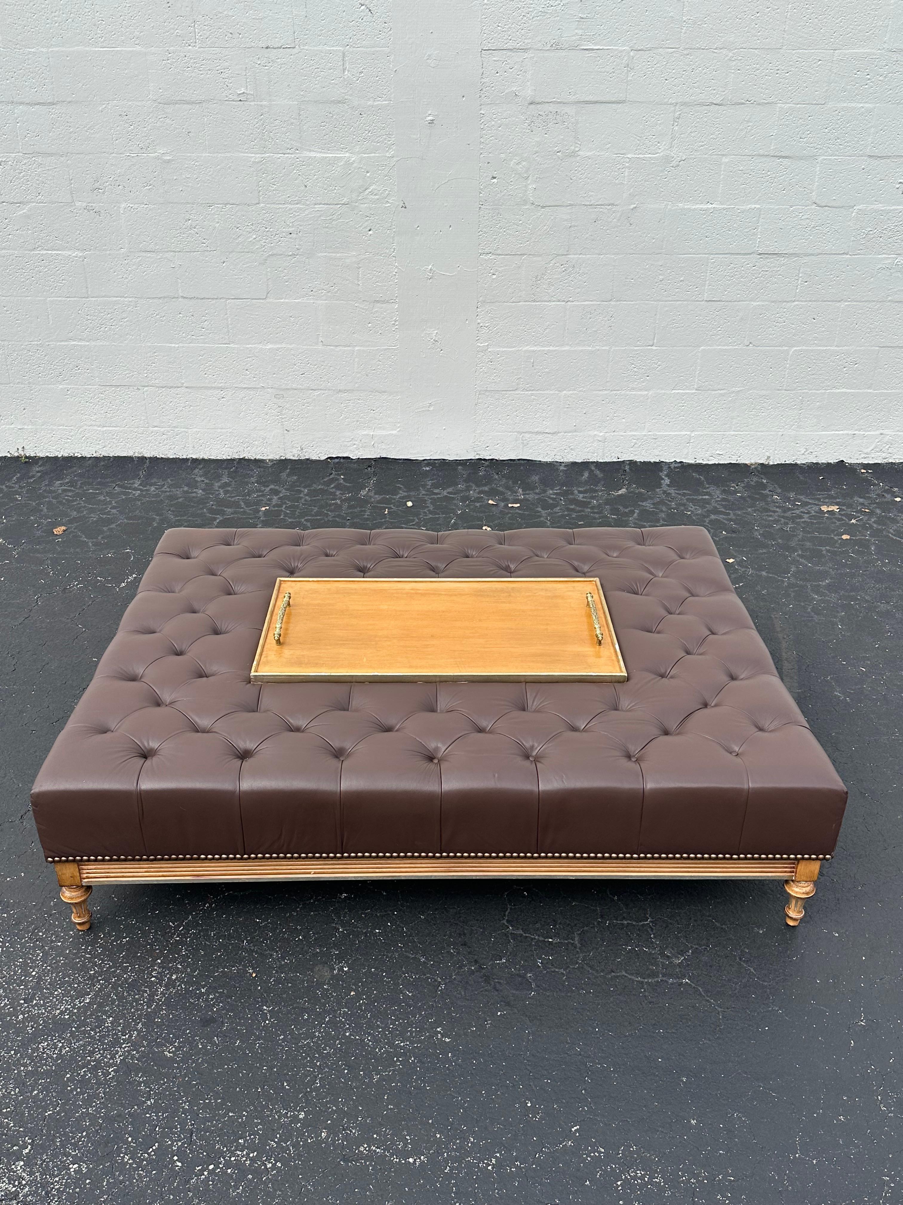 Tavolino da caffè in pelle stile Chesterfield del 1950 con intarsio di vassoi in Wood In condizioni buone in vendita a Fort Lauderdale, FL