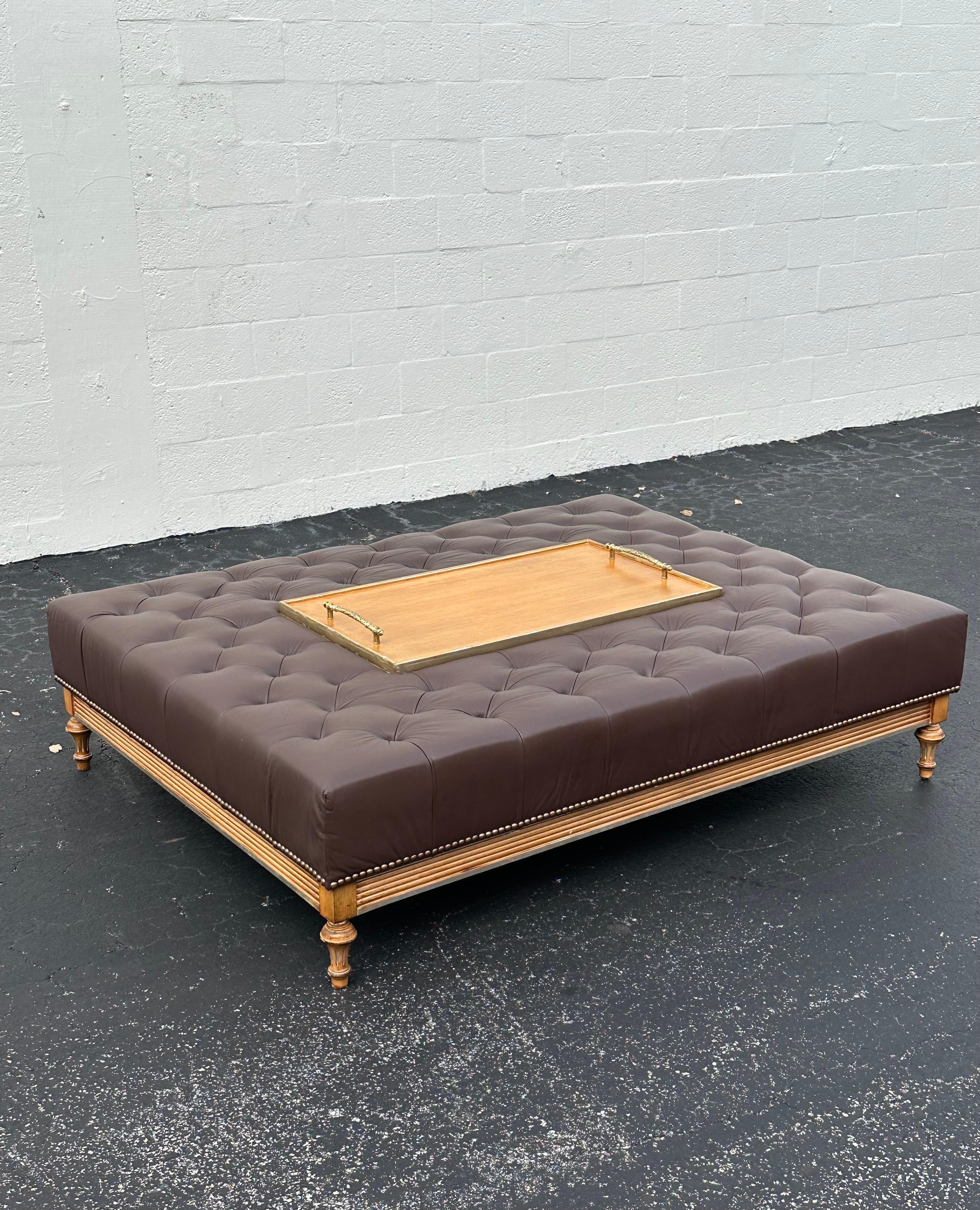 Metà XX secolo Tavolino da caffè in pelle stile Chesterfield del 1950 con intarsio di vassoi in Wood in vendita