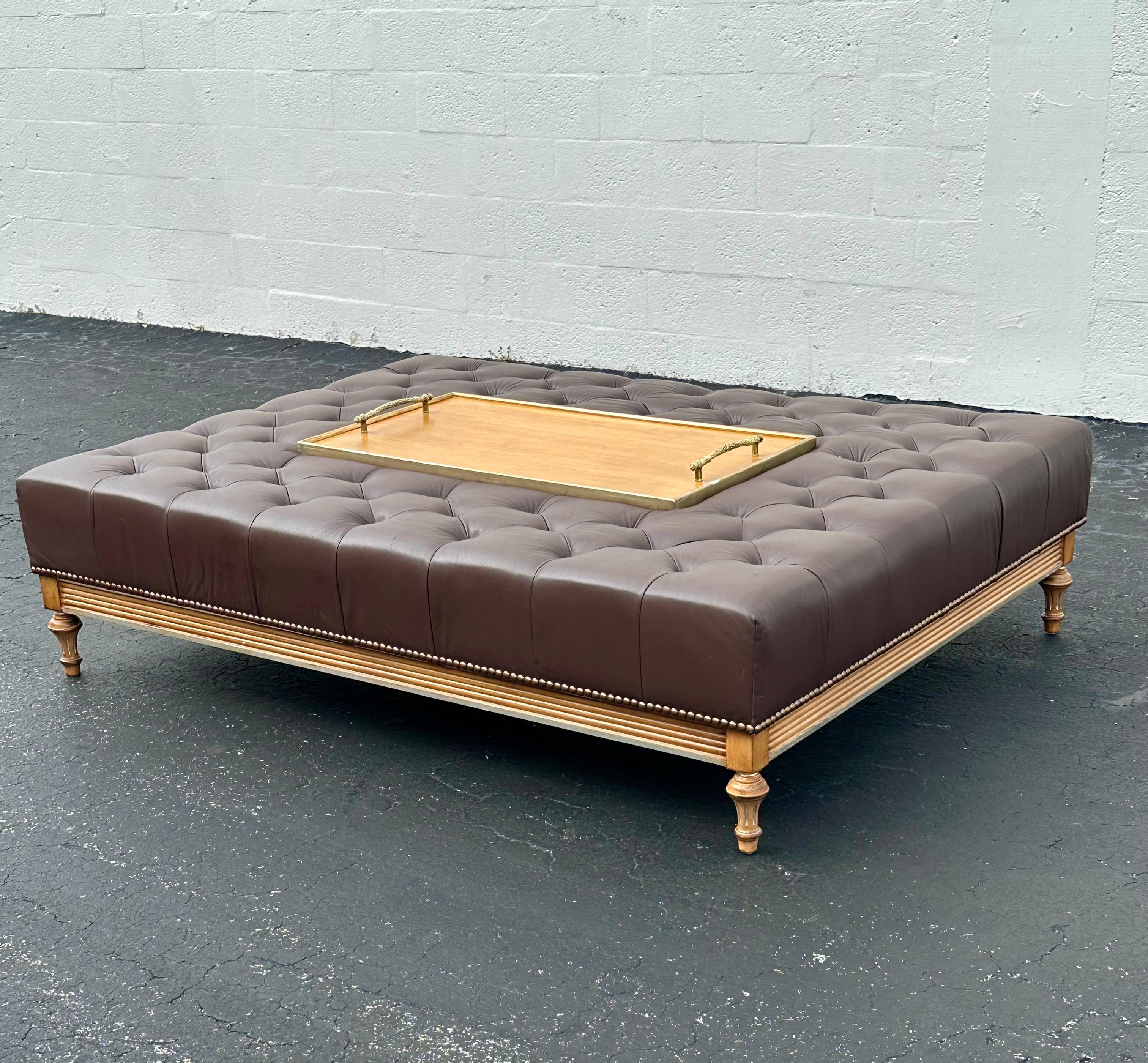 Pelle Tavolino da caffè in pelle stile Chesterfield del 1950 con intarsio di vassoi in Wood in vendita