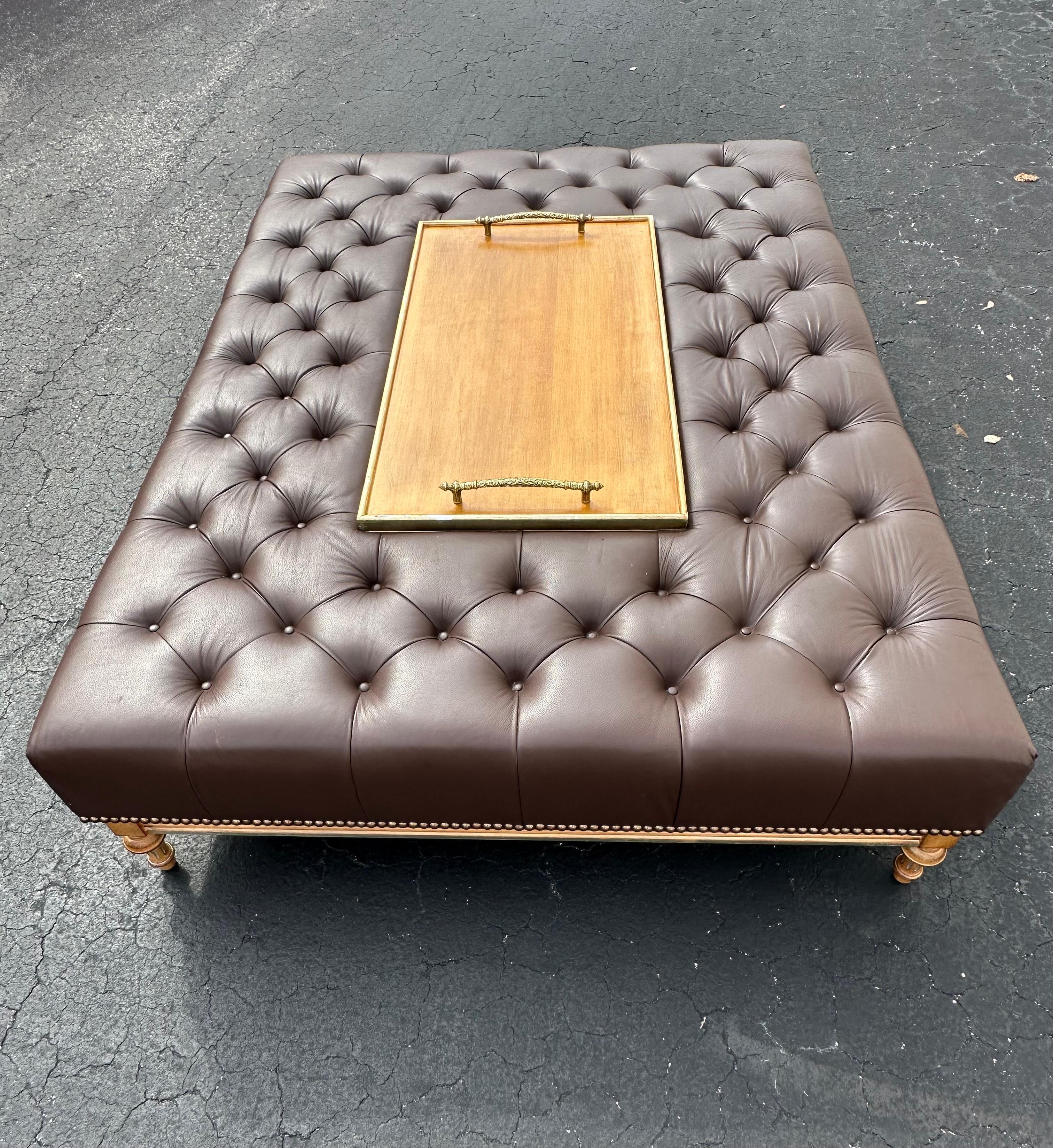 Tavolino da caffè in pelle stile Chesterfield del 1950 con intarsio di vassoi in Wood in vendita 1