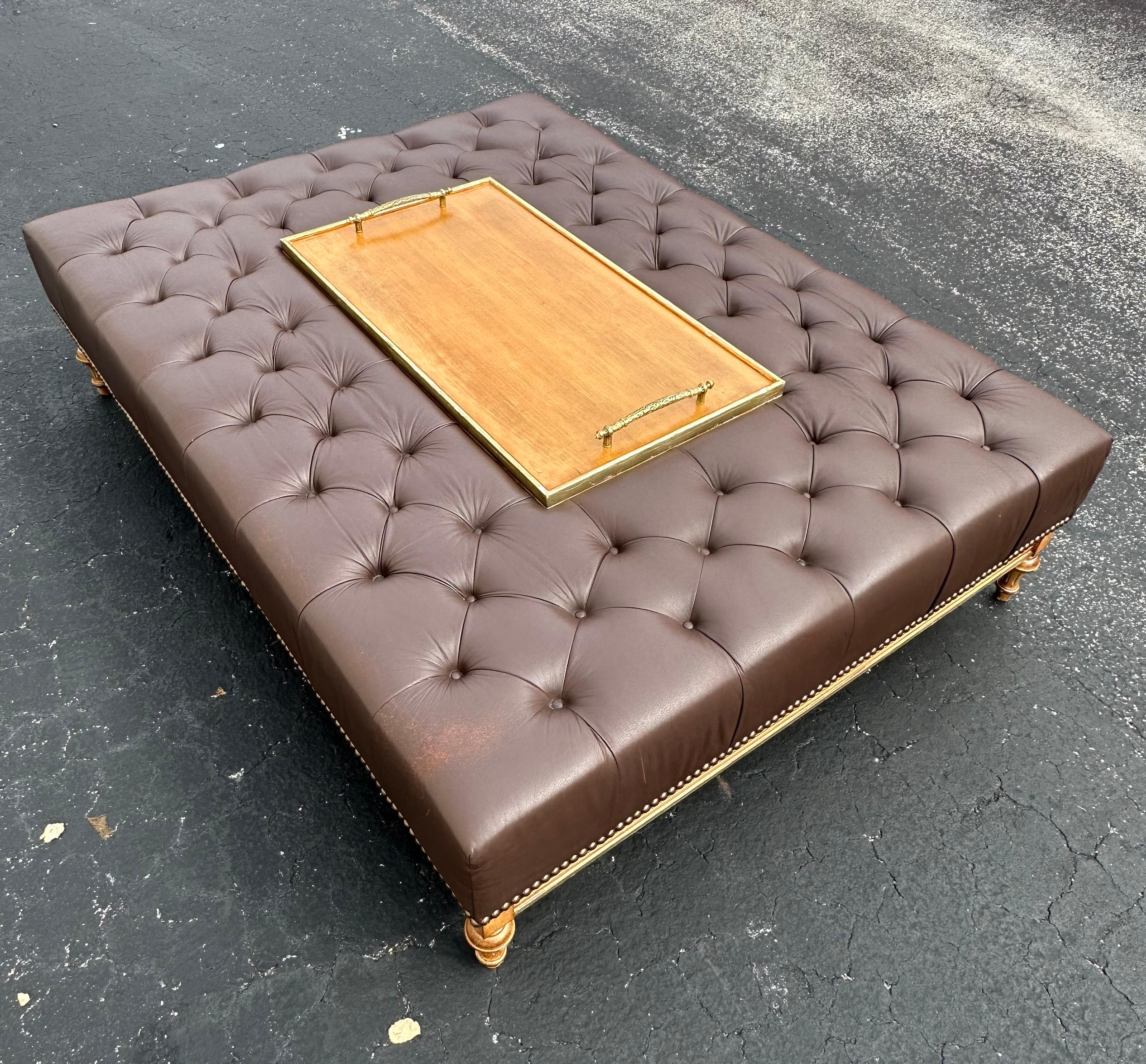 Tavolino da caffè in pelle stile Chesterfield del 1950 con intarsio di vassoi in Wood in vendita 2