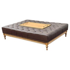 Monumentaler Couchtisch aus Leder im Chesterfield-Stil der 1950er Jahre mit Holztablett-Intarsienarbeit