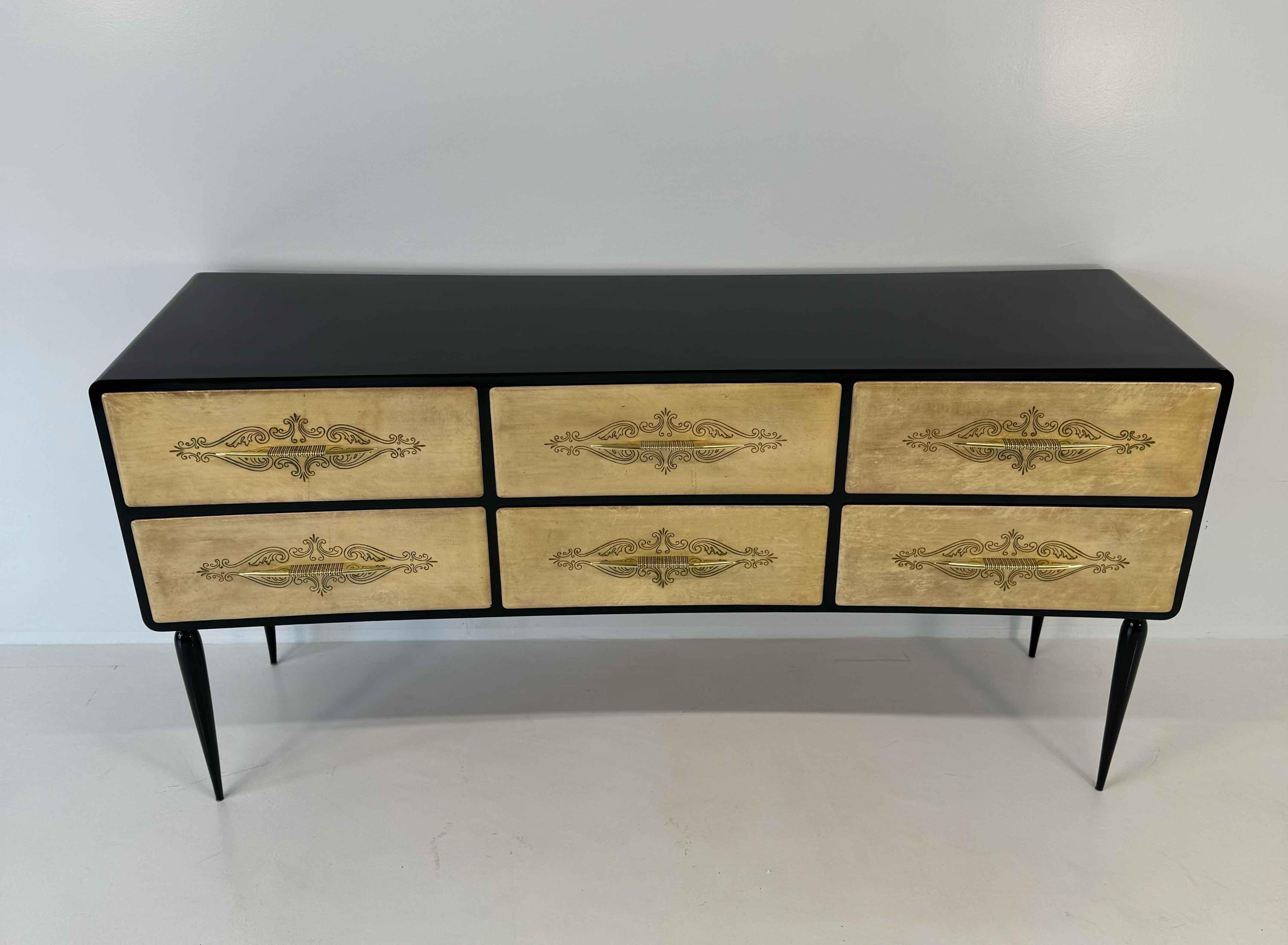 1950s Art Deco Dresser in Black Lacquer and Engraved Parchment, Att. Paolo Buffa Art Decó en venta
