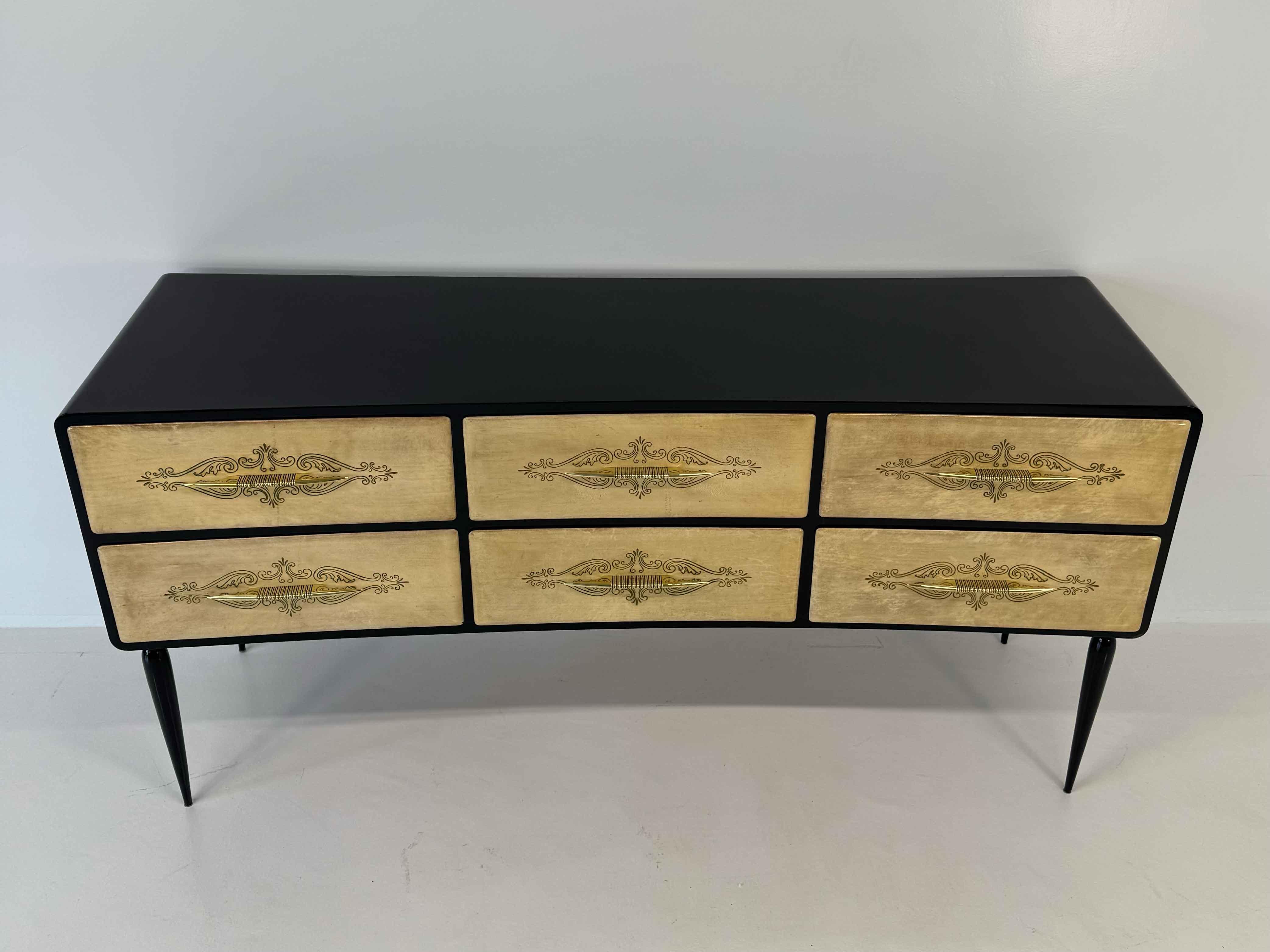 1950s Art Deco Dresser in Black Lacquer and Engraved Parchment, Att. Paolo Buffa Italiano en venta