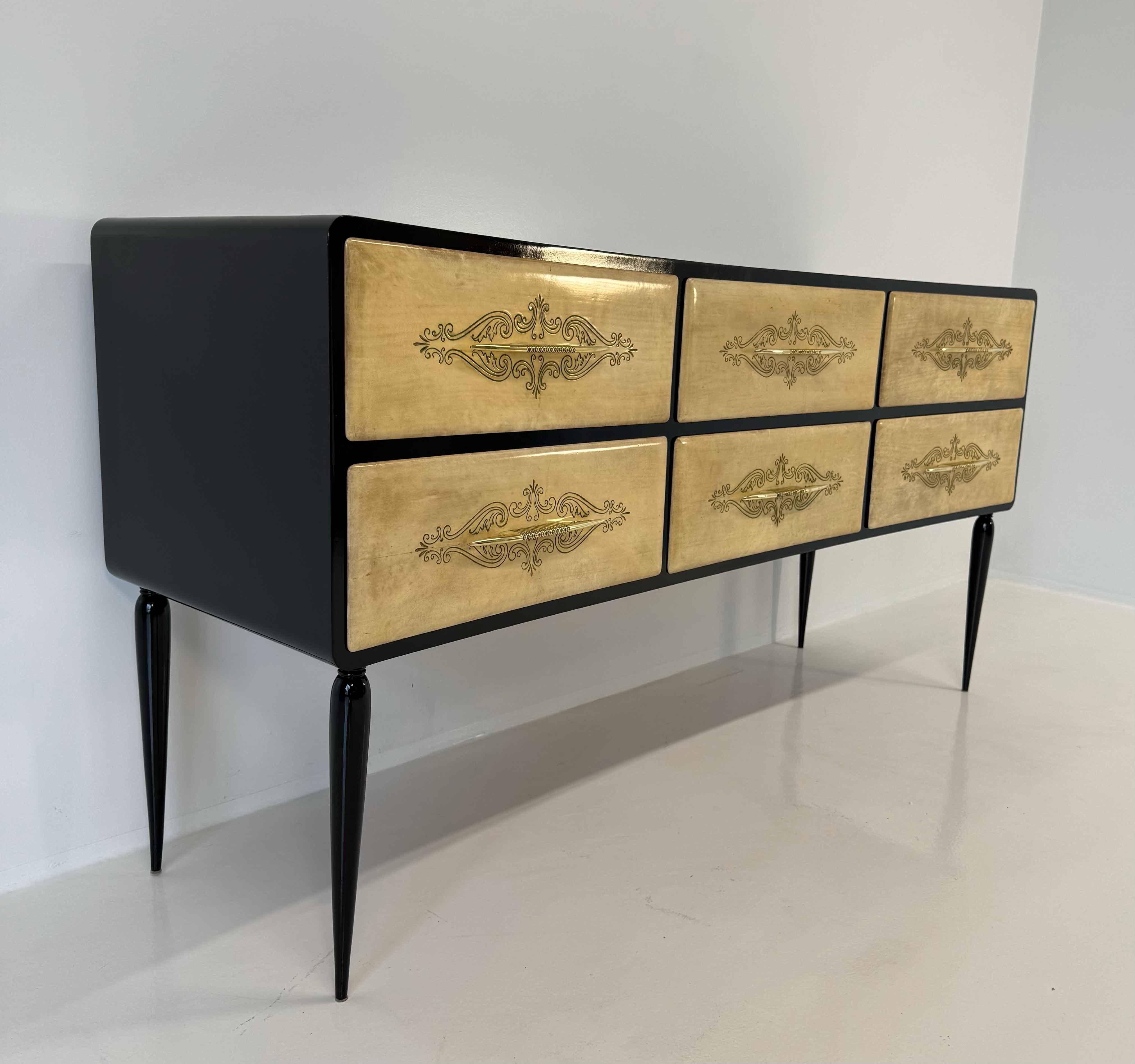 1950s Art Deco Dresser in Black Lacquer and Engraved Parchment, Att. Paolo Buffa en Bueno estado para la venta en Meda, MB