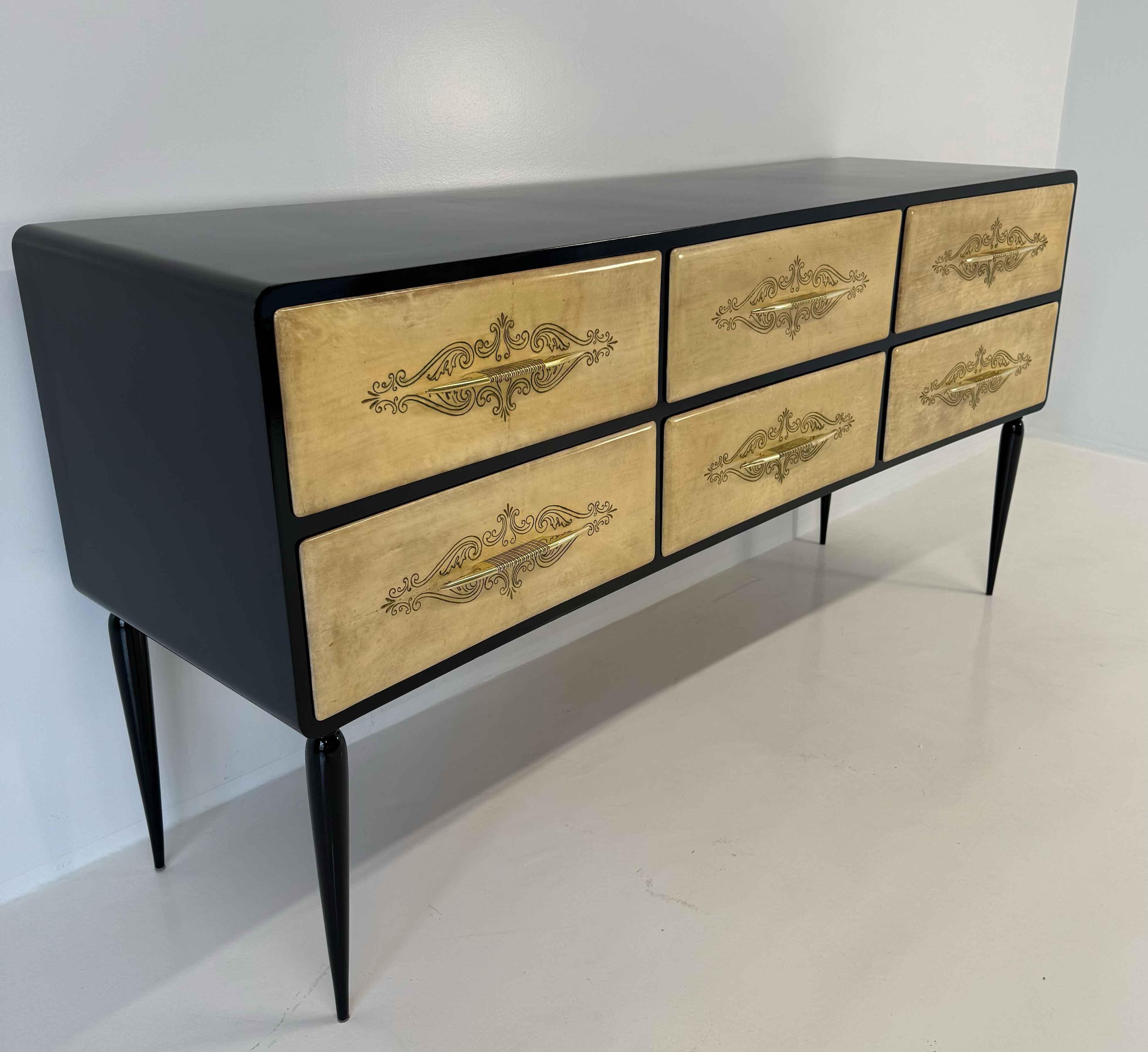 1950s Art Deco Dresser in Black Lacquer and Engraved Parchment, Att. Paolo Buffa mediados del siglo XX en venta