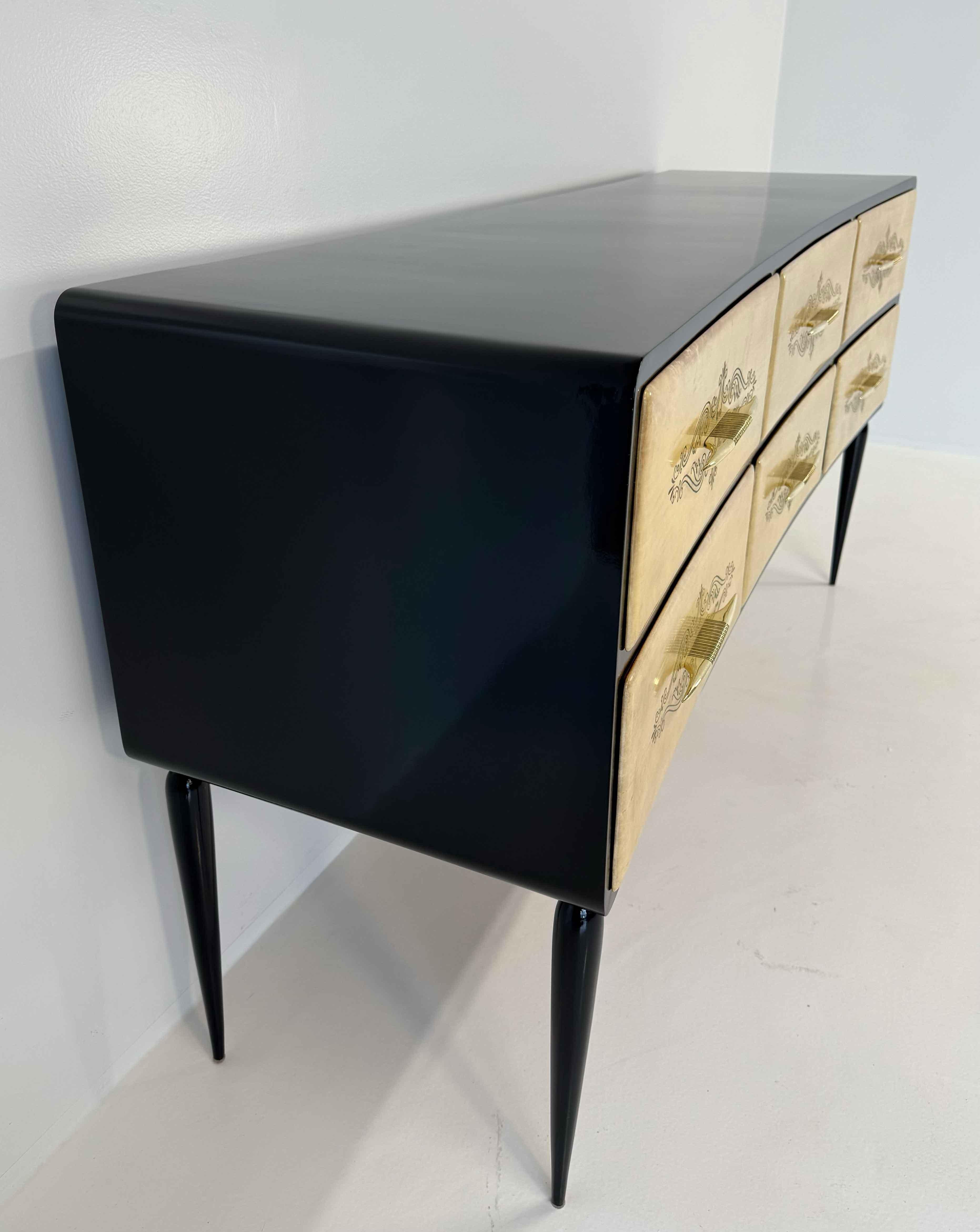 1950s Art Deco Dresser in Black Lacquer and Engraved Parchment, Att. Paolo Buffa Latón en venta