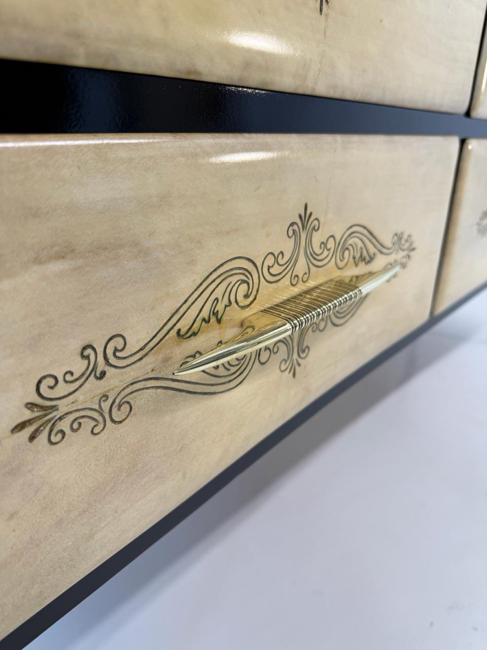 1950s Art Deco Dresser in Black Lacquer and Engraved Parchment, Att. Paolo Buffa en venta 3
