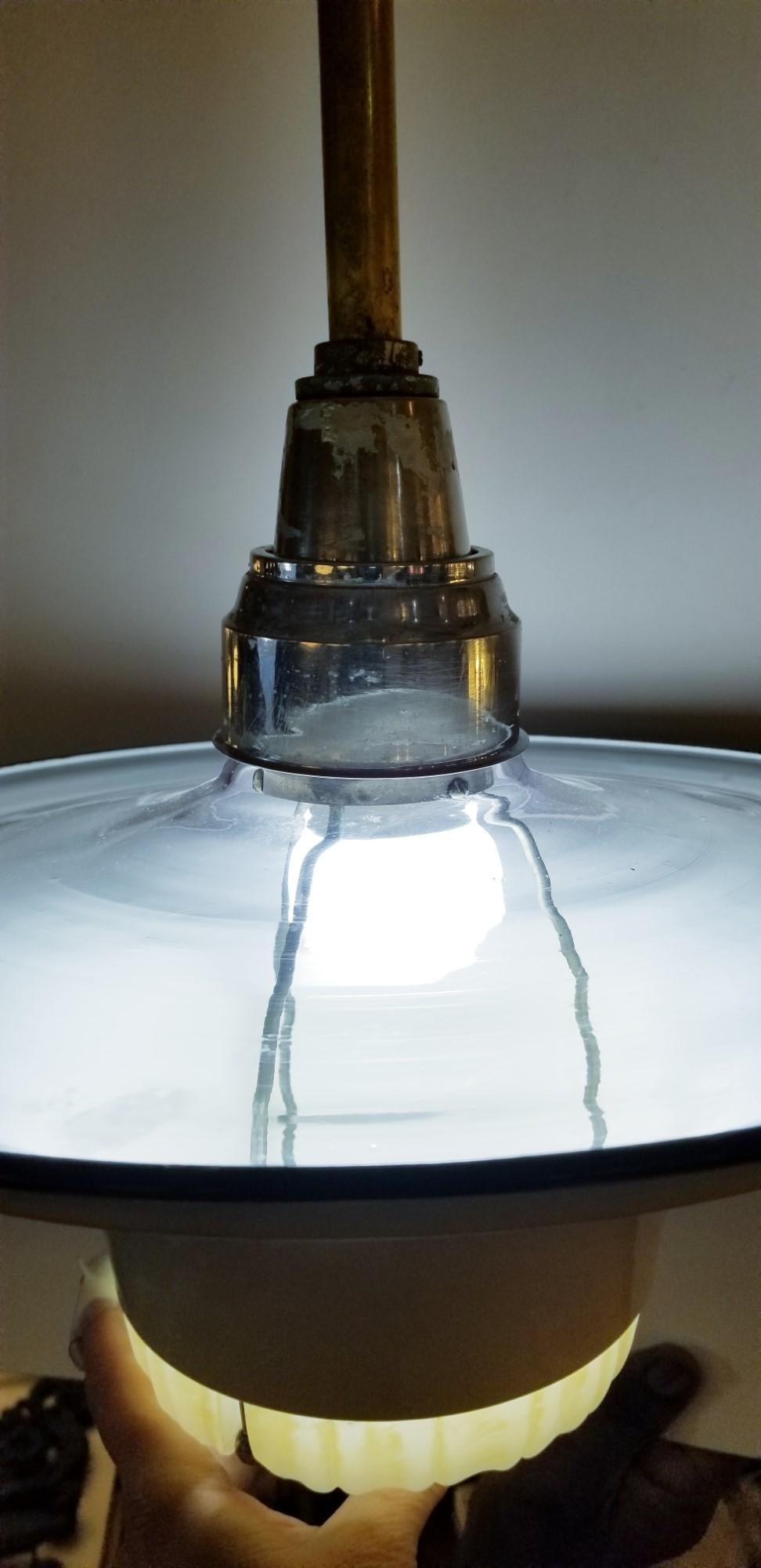 Lampada a sospensione per teatro con piattino in vetro Art Deco Quantità disponibile in vendita 3