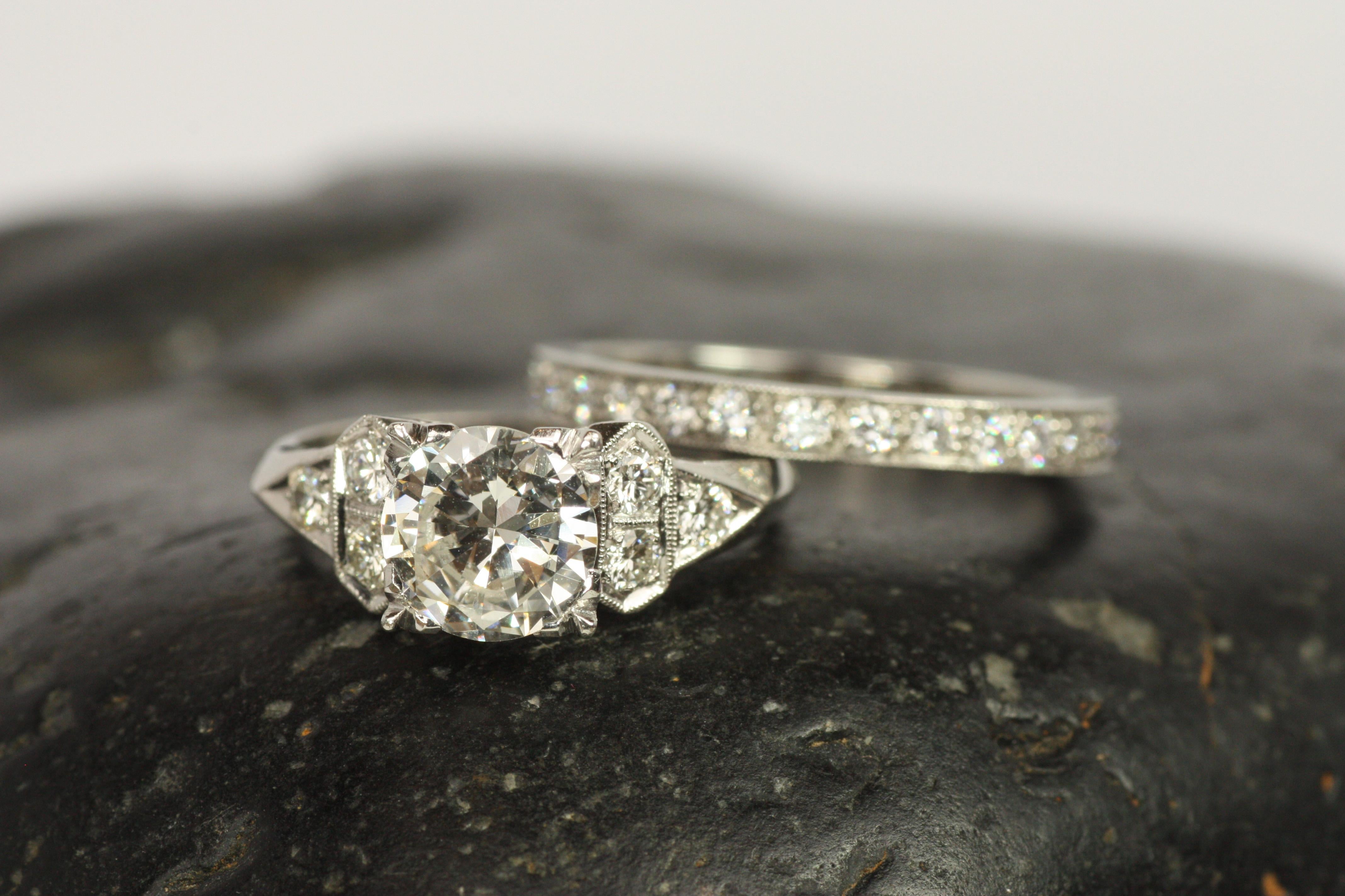 Bague de fiançailles Art Deco des années 1950 - 1.25ct Diamants ronds Design géométrique Platine Excellent état - En vente à Santa Monica, CA