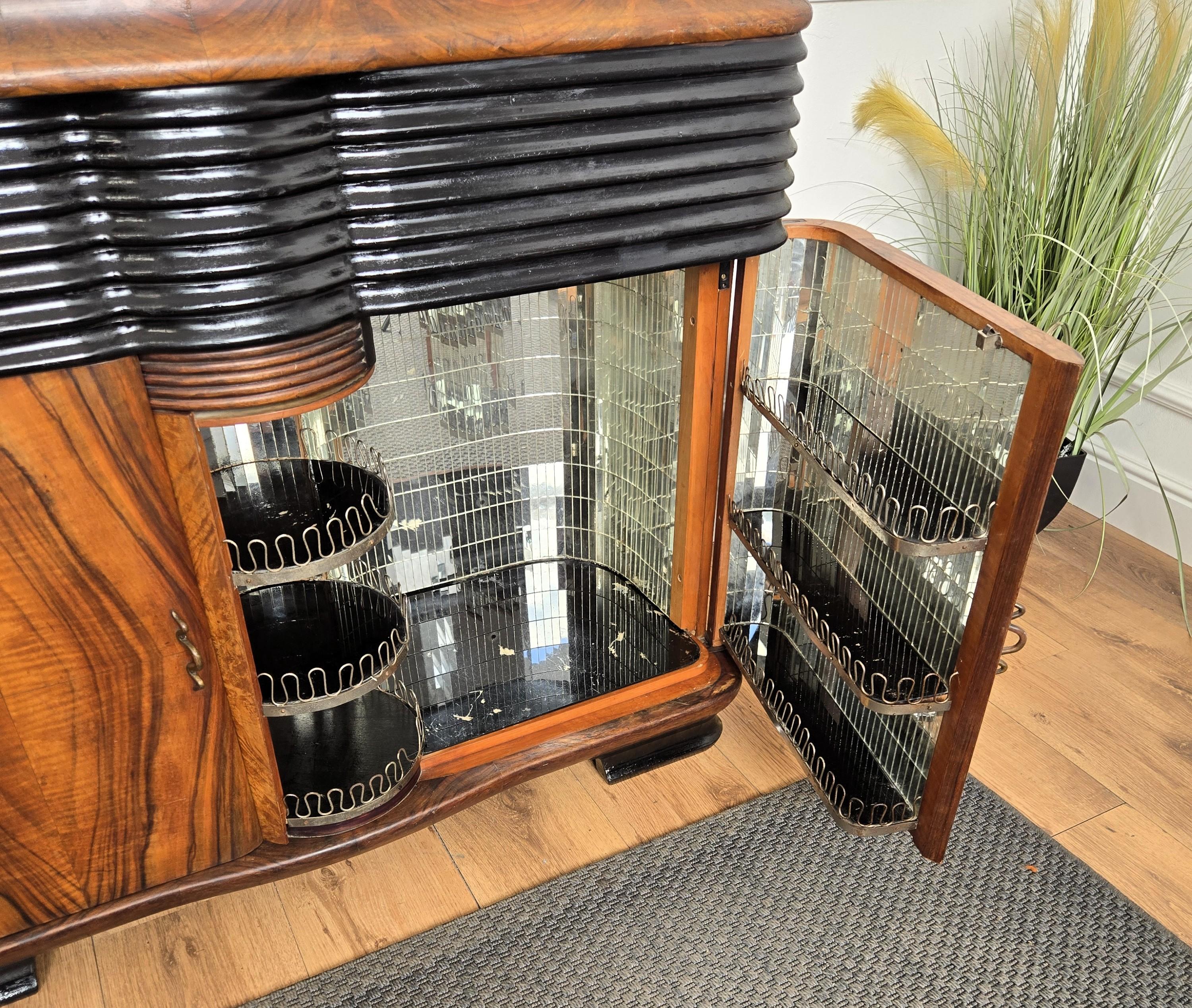 1950's Art Deco Mirror Radio italienne Vynil Noyer Burl Miroir Mosaïque Dry Bar Cabinet en vente 5