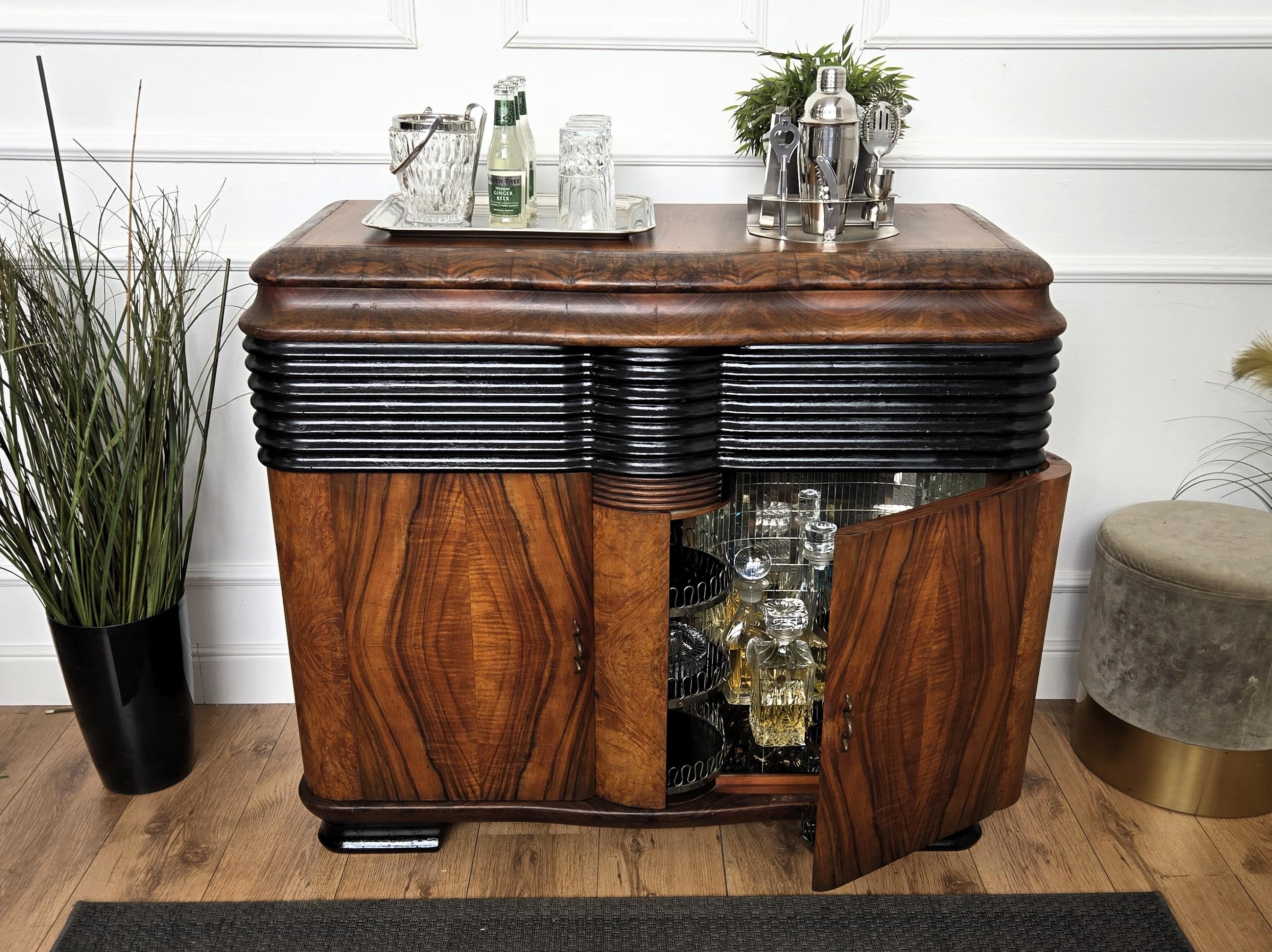 Très élégant meuble bar sec italien Art déco Mid-Century Modern, en beau bois de ronce de noyer plaqué. Sur la partie supérieure se trouvent la radio et le tourne-disque Vynil, tandis que sur la partie avant se trouvent deux portes avec la partie