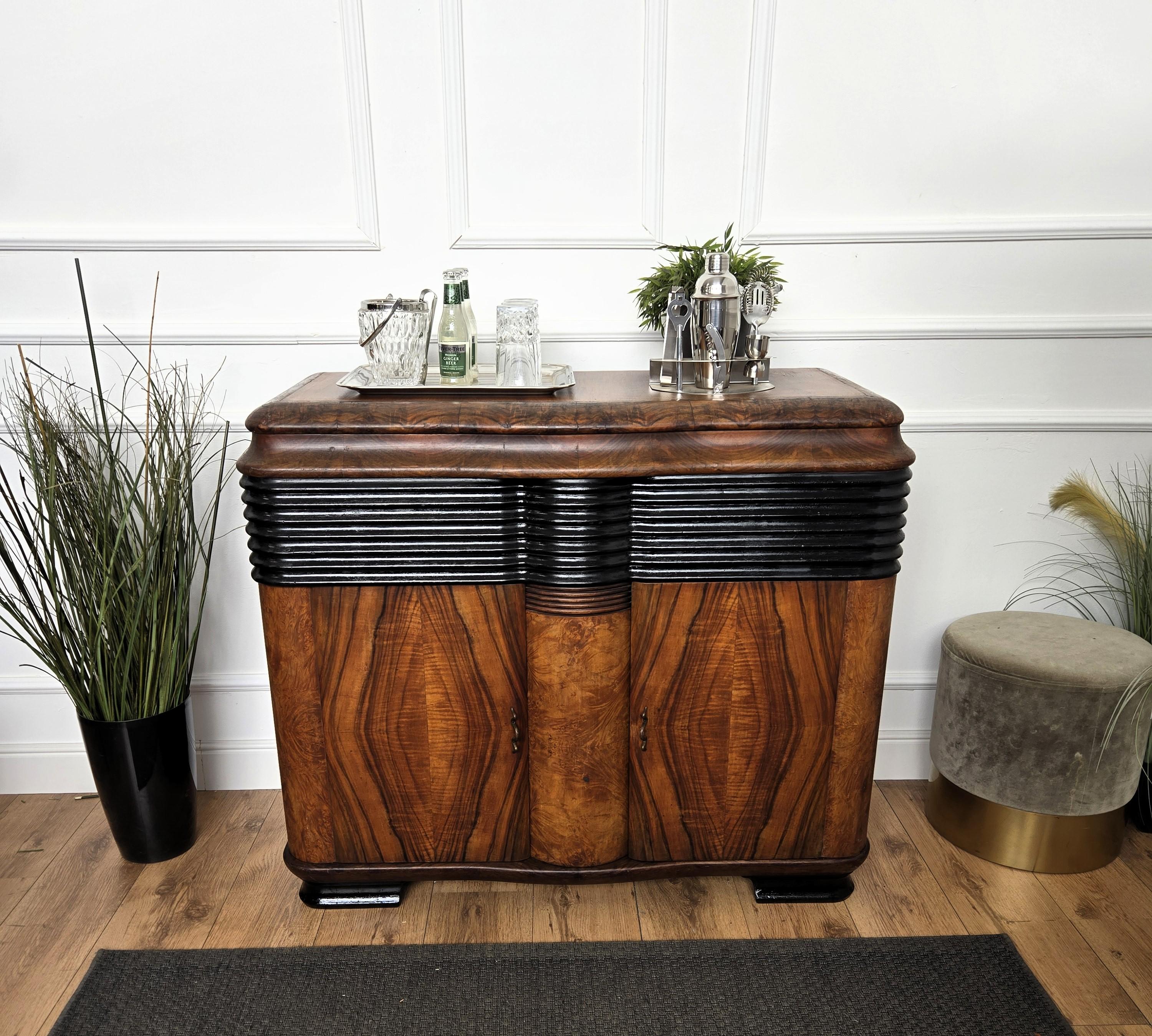 Laiton 1950's Art Deco Mirror Radio italienne Vynil Noyer Burl Miroir Mosaïque Dry Bar Cabinet en vente